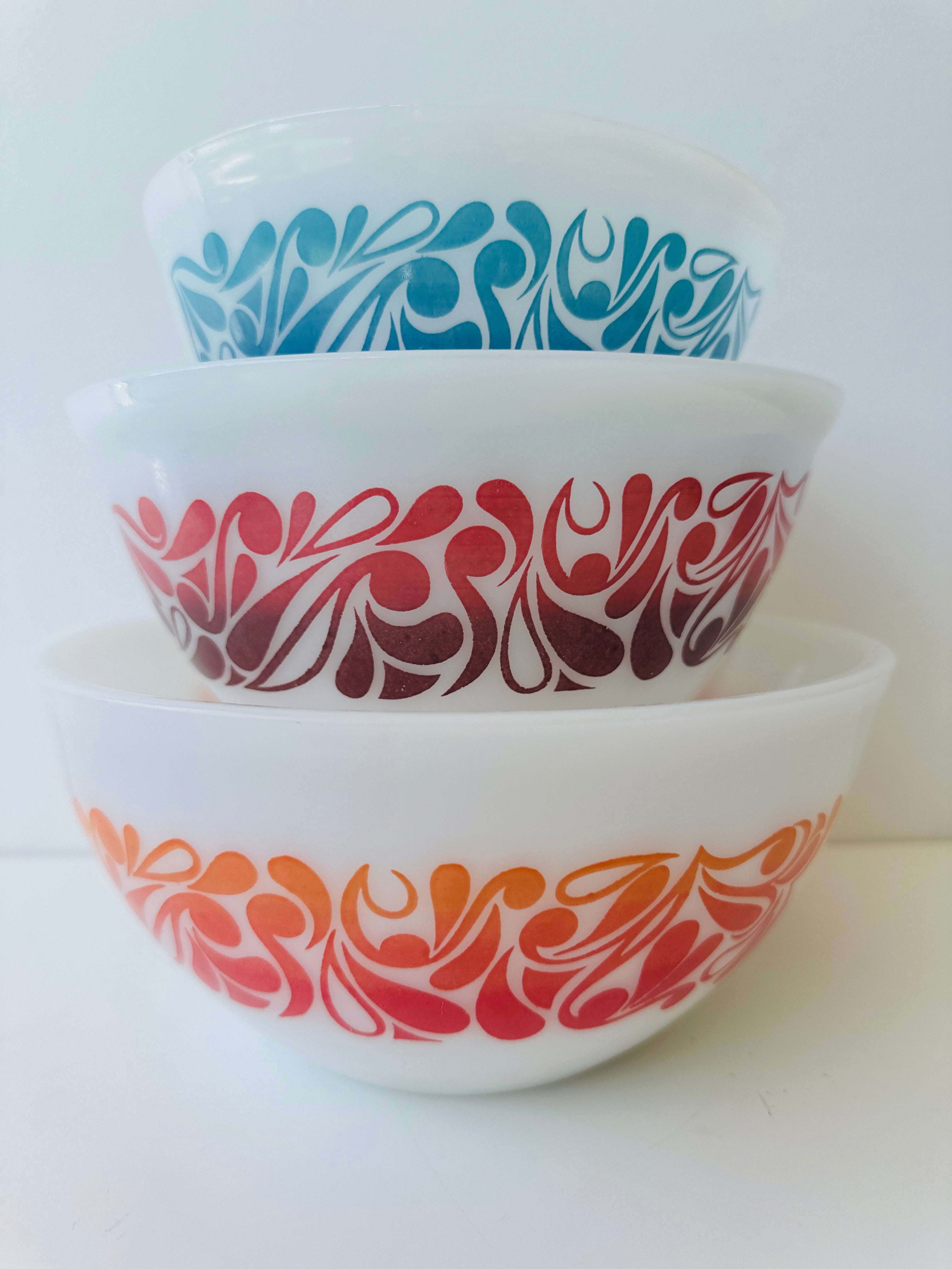 Beautiful Agee Pyrex Paisley Nesting Bowl SET