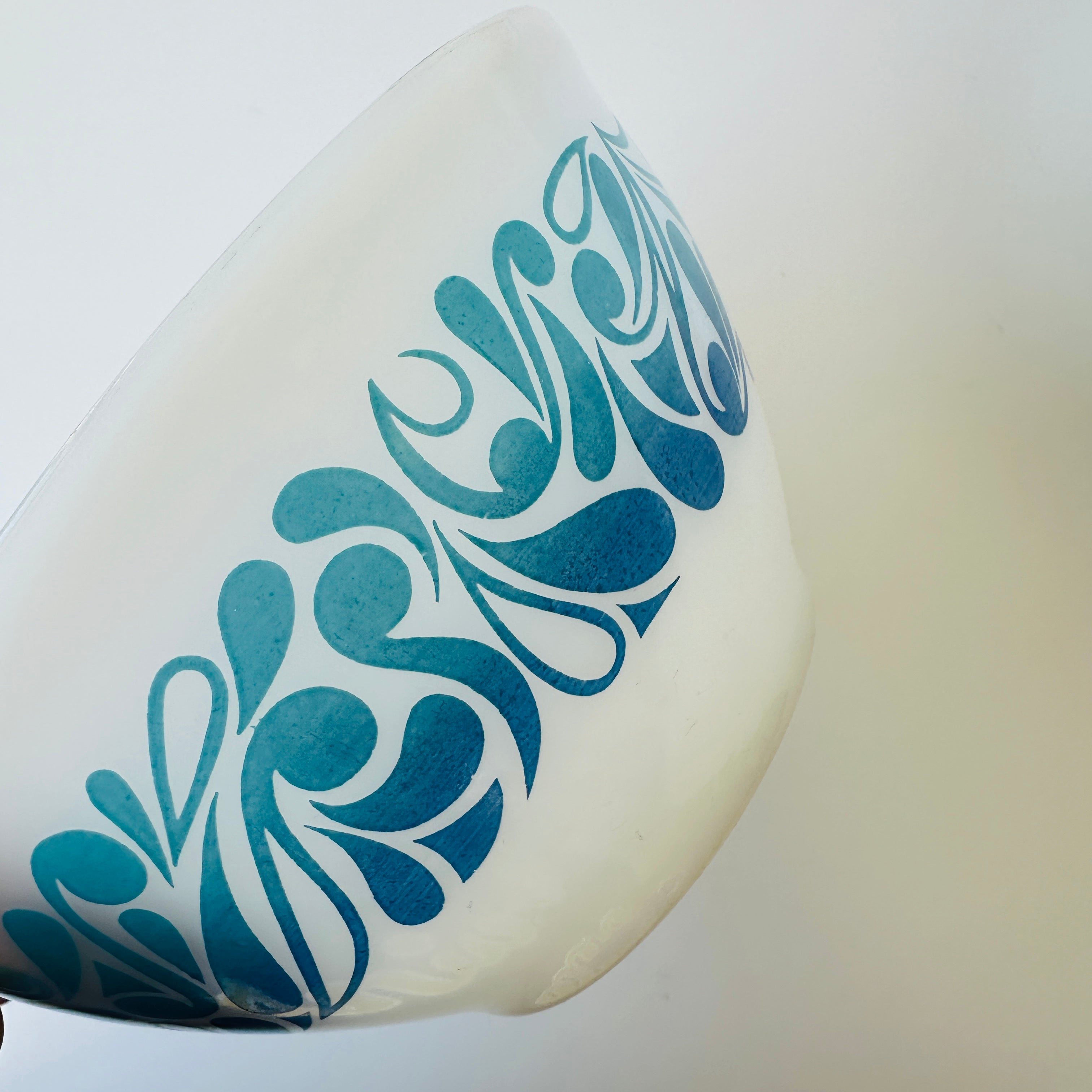 Beautiful Agee Pyrex Paisley Nesting Bowl SET