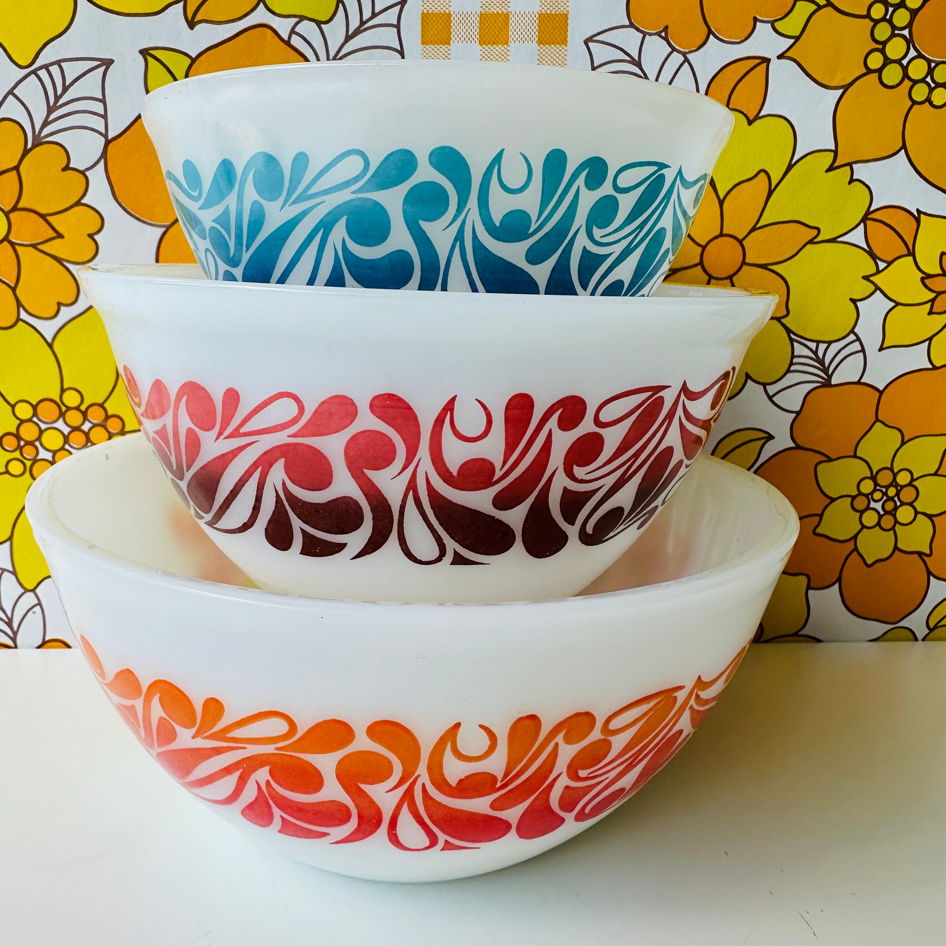 Beautiful Agee Pyrex Paisley Nesting Bowl SET