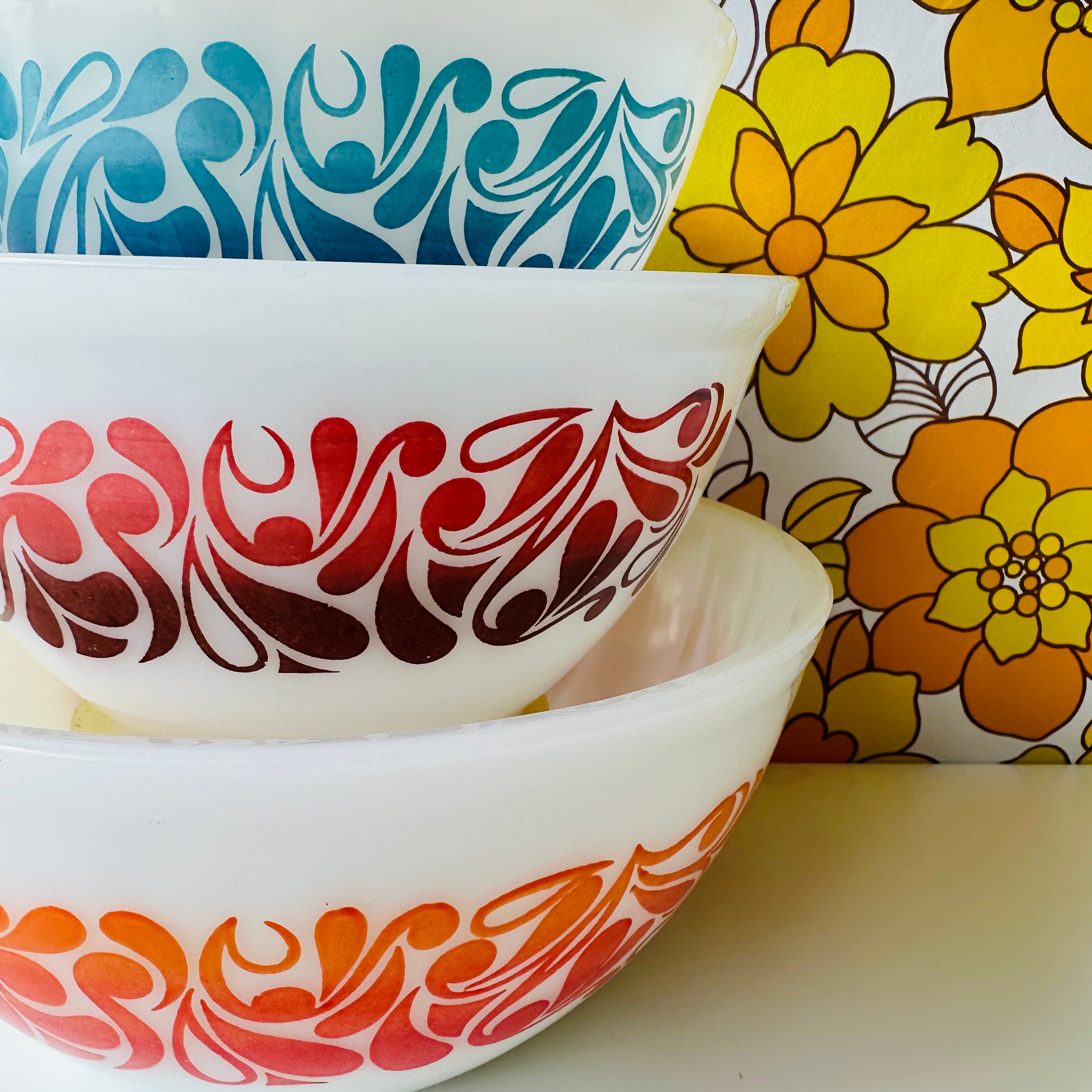 Beautiful Agee Pyrex Paisley Nesting Bowl SET