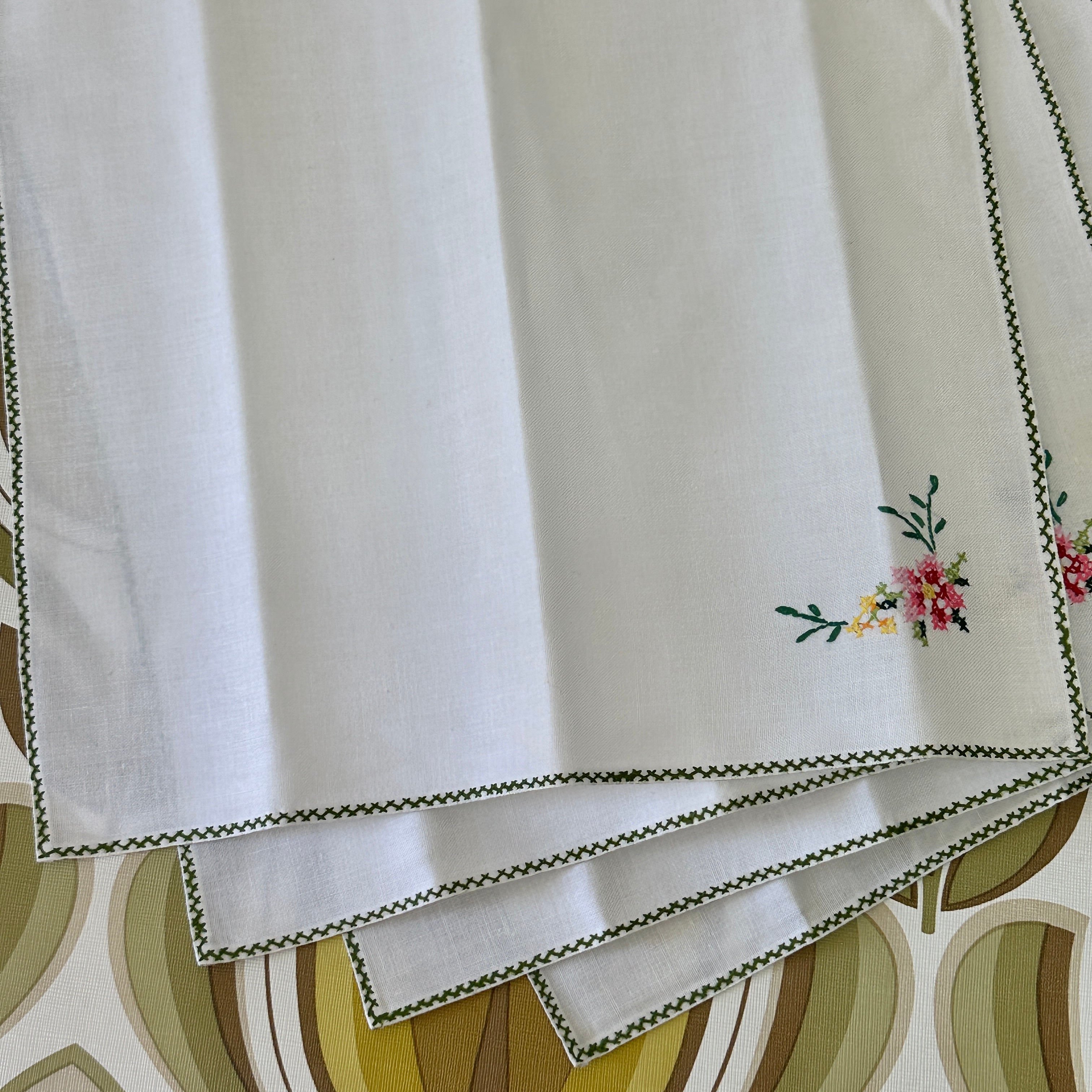 ADORABLE Vintage Stitched Napkins Serviettes UNUSED