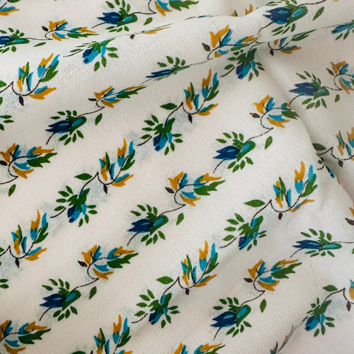 240cms Beautiful medium Weight Vintage Floral Fabric