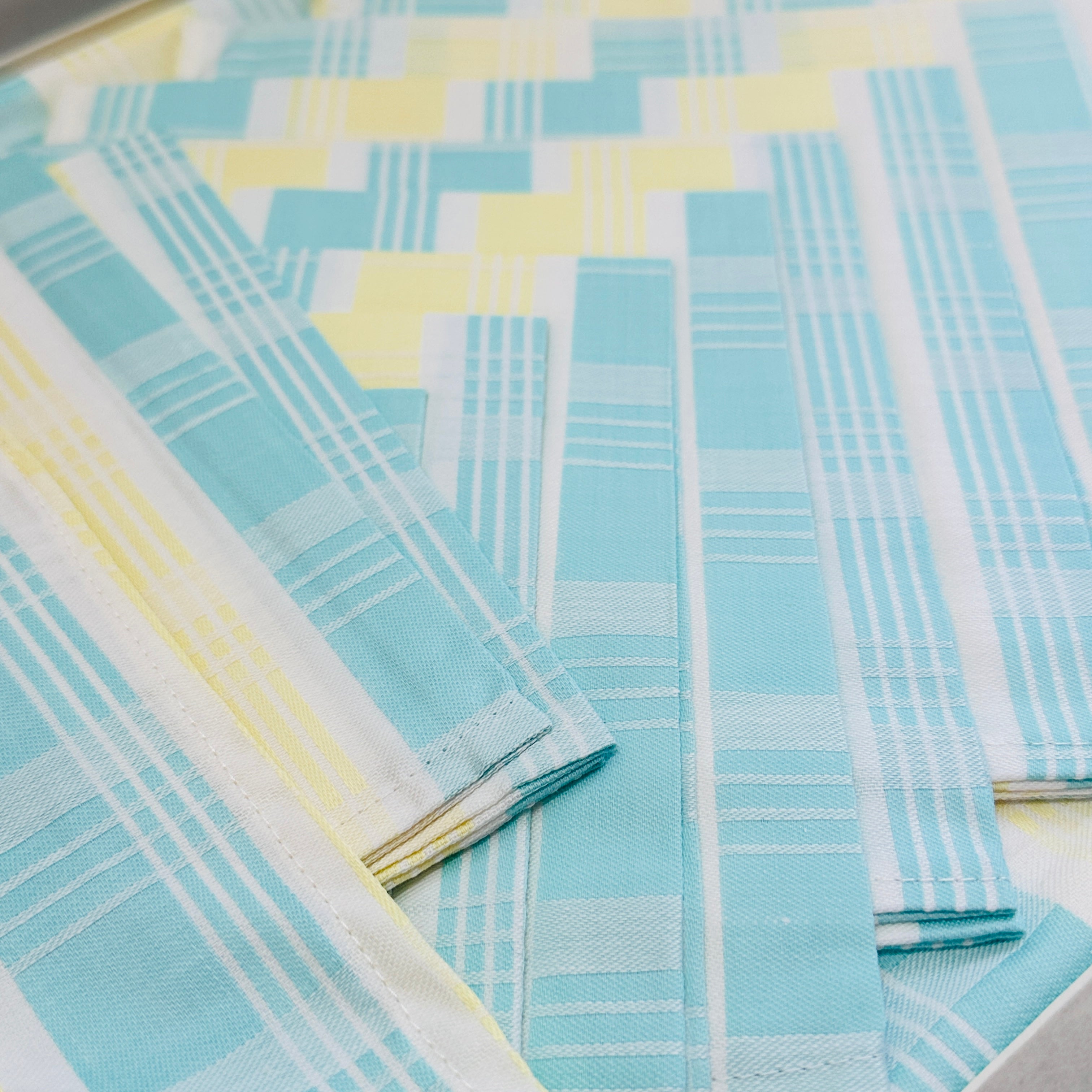 RETRO Boxed Tablecloth Set AMAZING