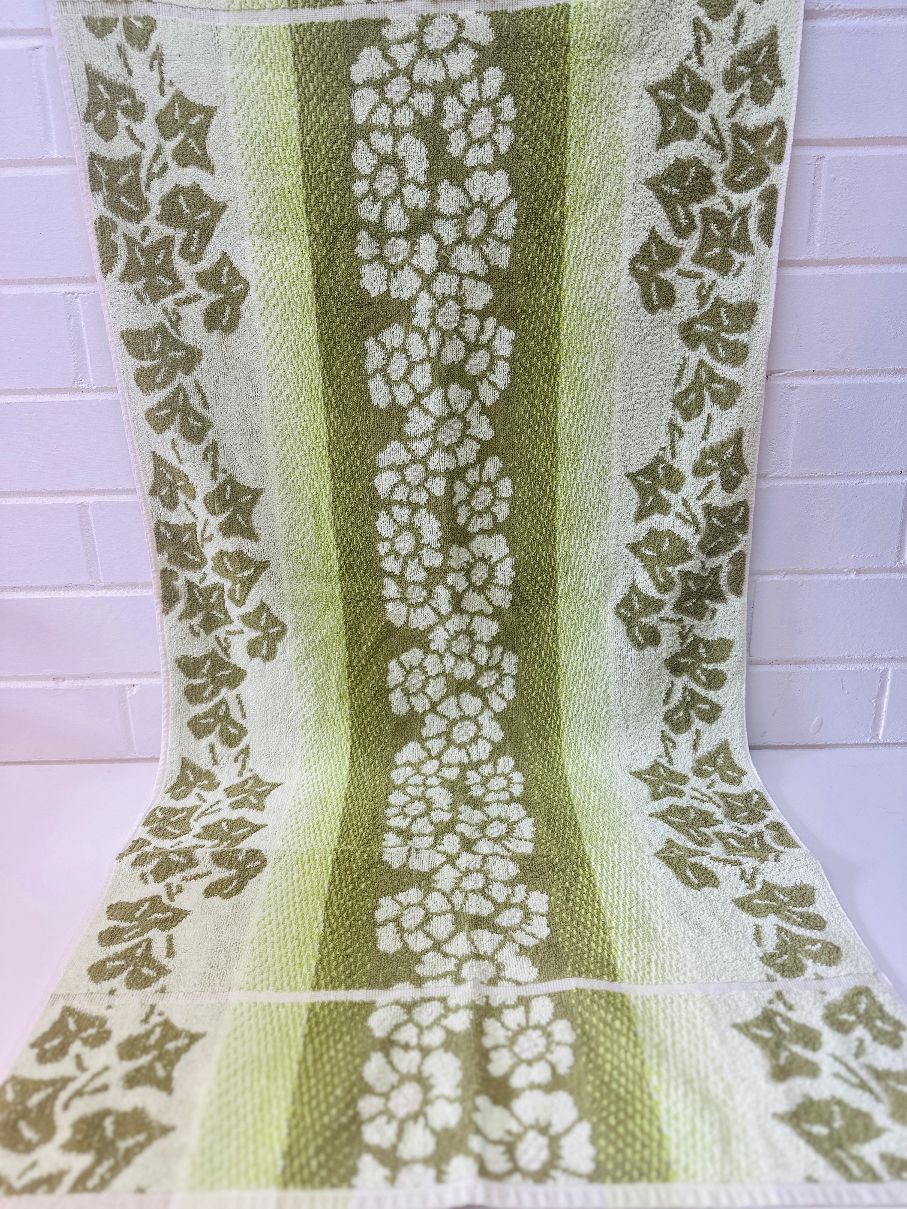 UNUSED VINTAGE Dri-Glo Bath Towel GREEN