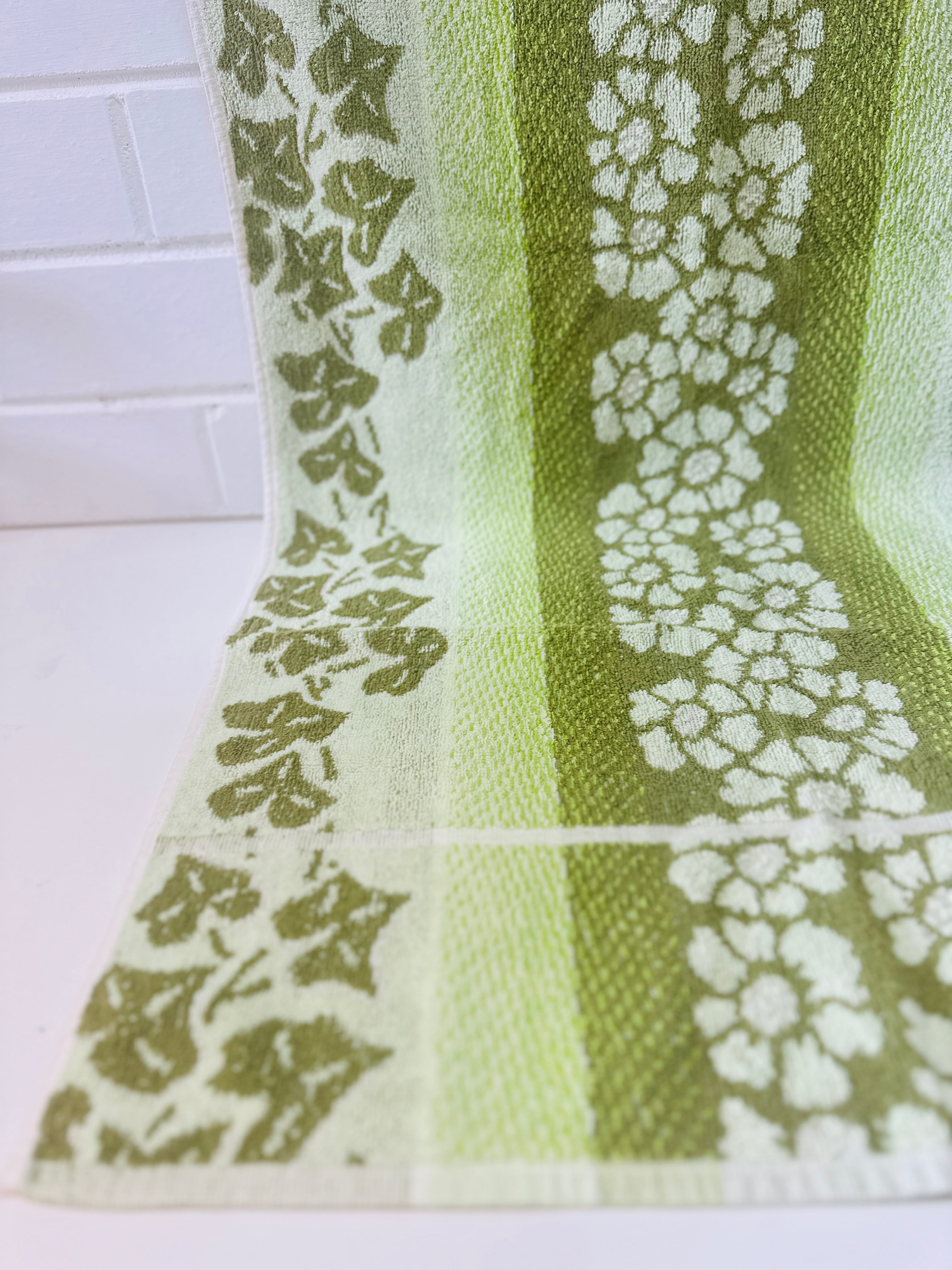 UNUSED VINTAGE Dri-Glo Bath Towel GREEN