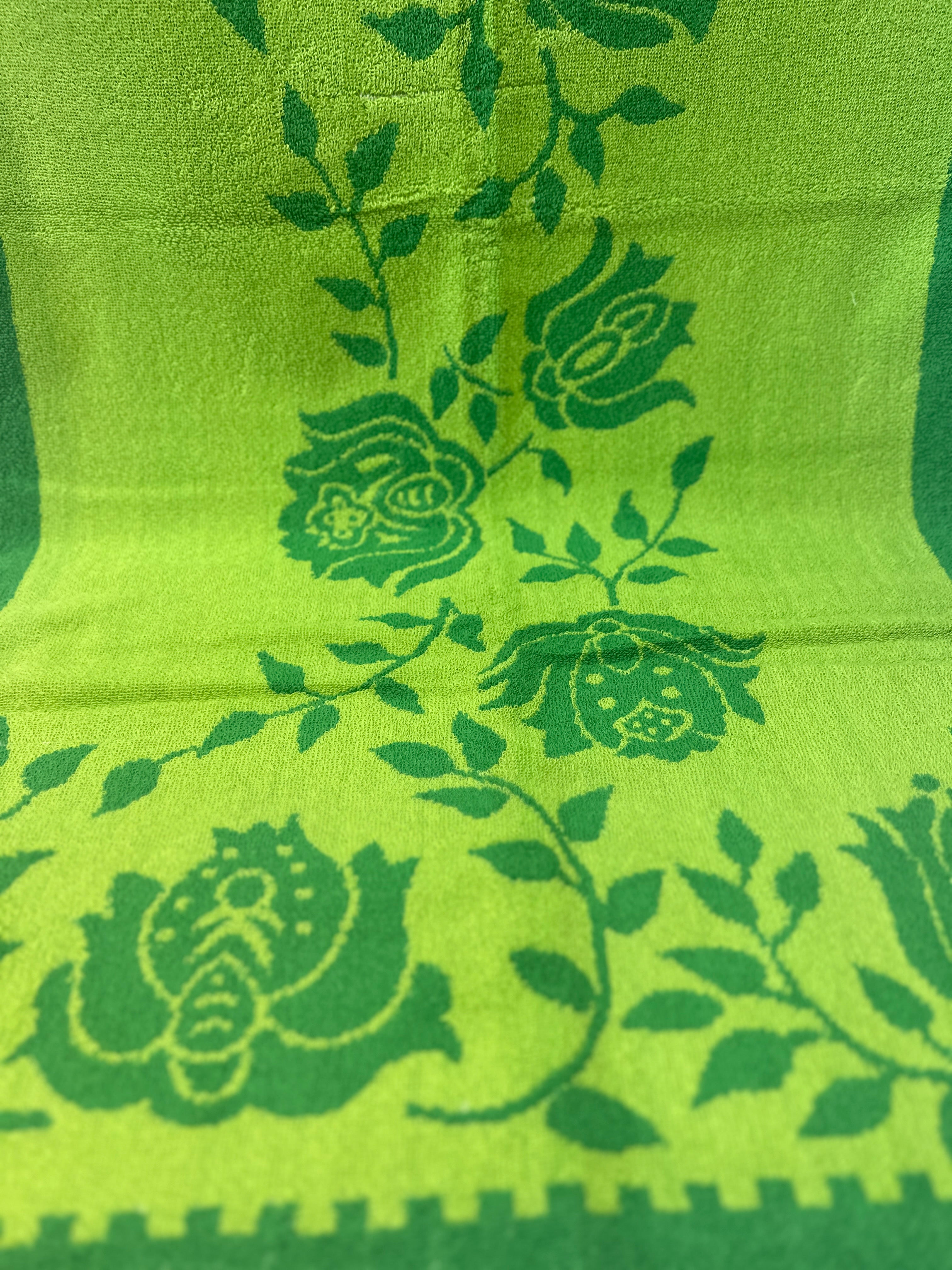 Beautiful UNUSED Cotton Bath Towel GREEN Vintage