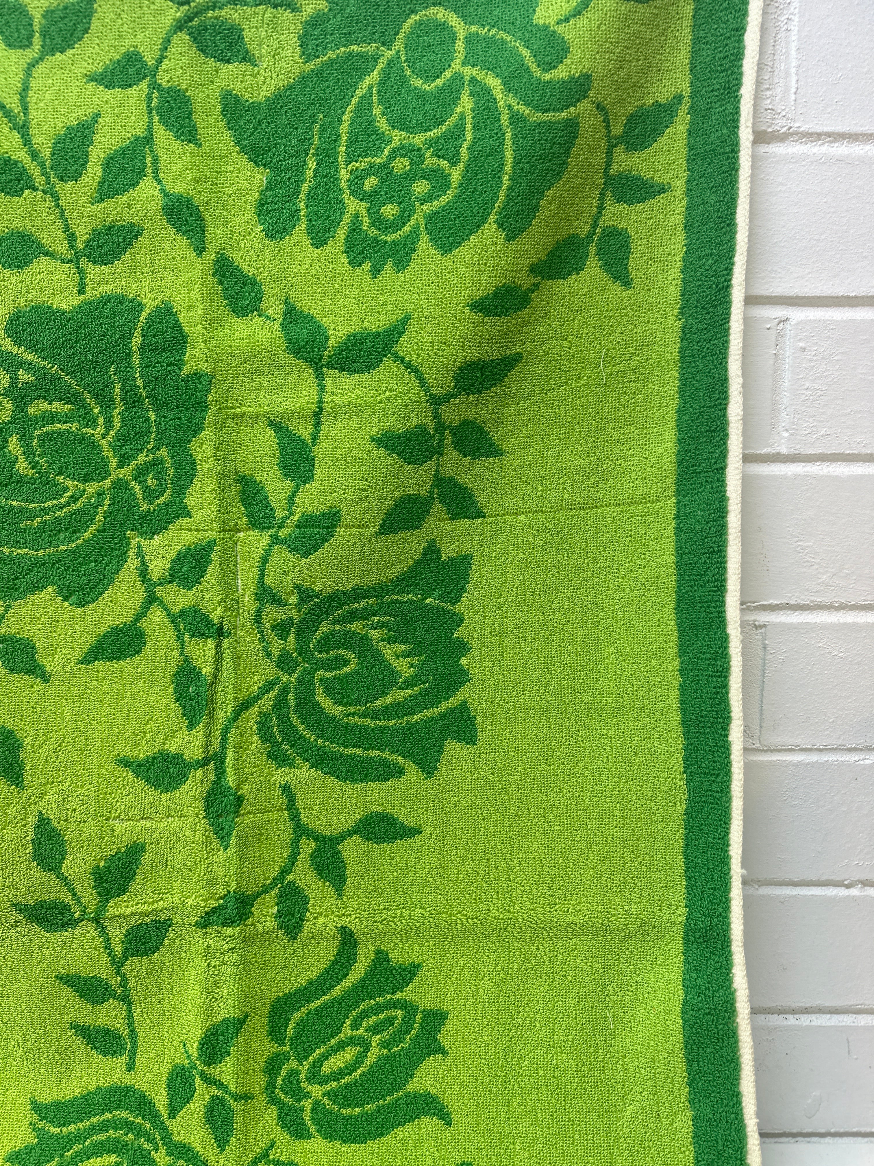 Beautiful UNUSED Cotton Bath Towel GREEN Vintage