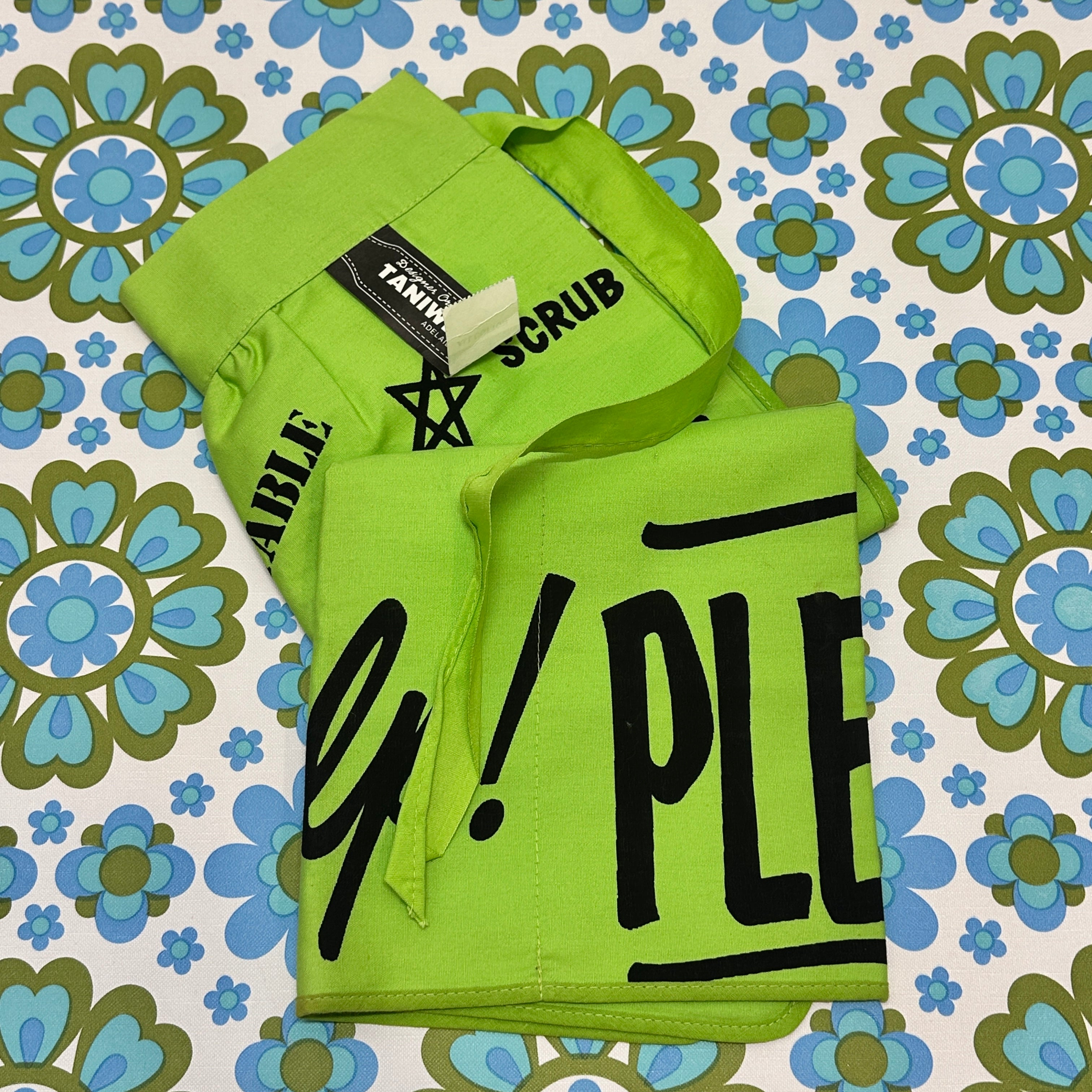 UNUSED Retro W Tags Apron