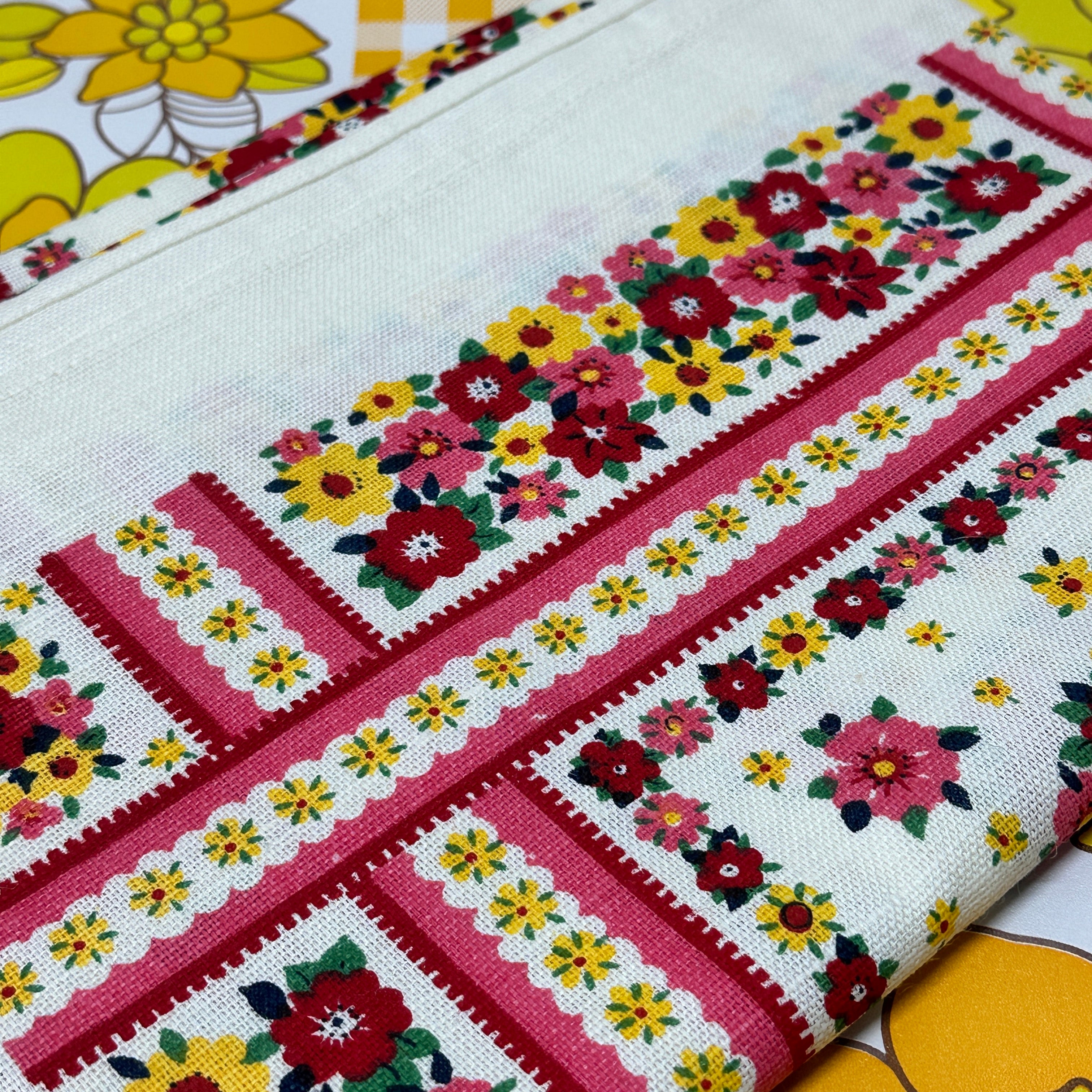 STUNNING Unused Vintage Tablecloth PRETTY