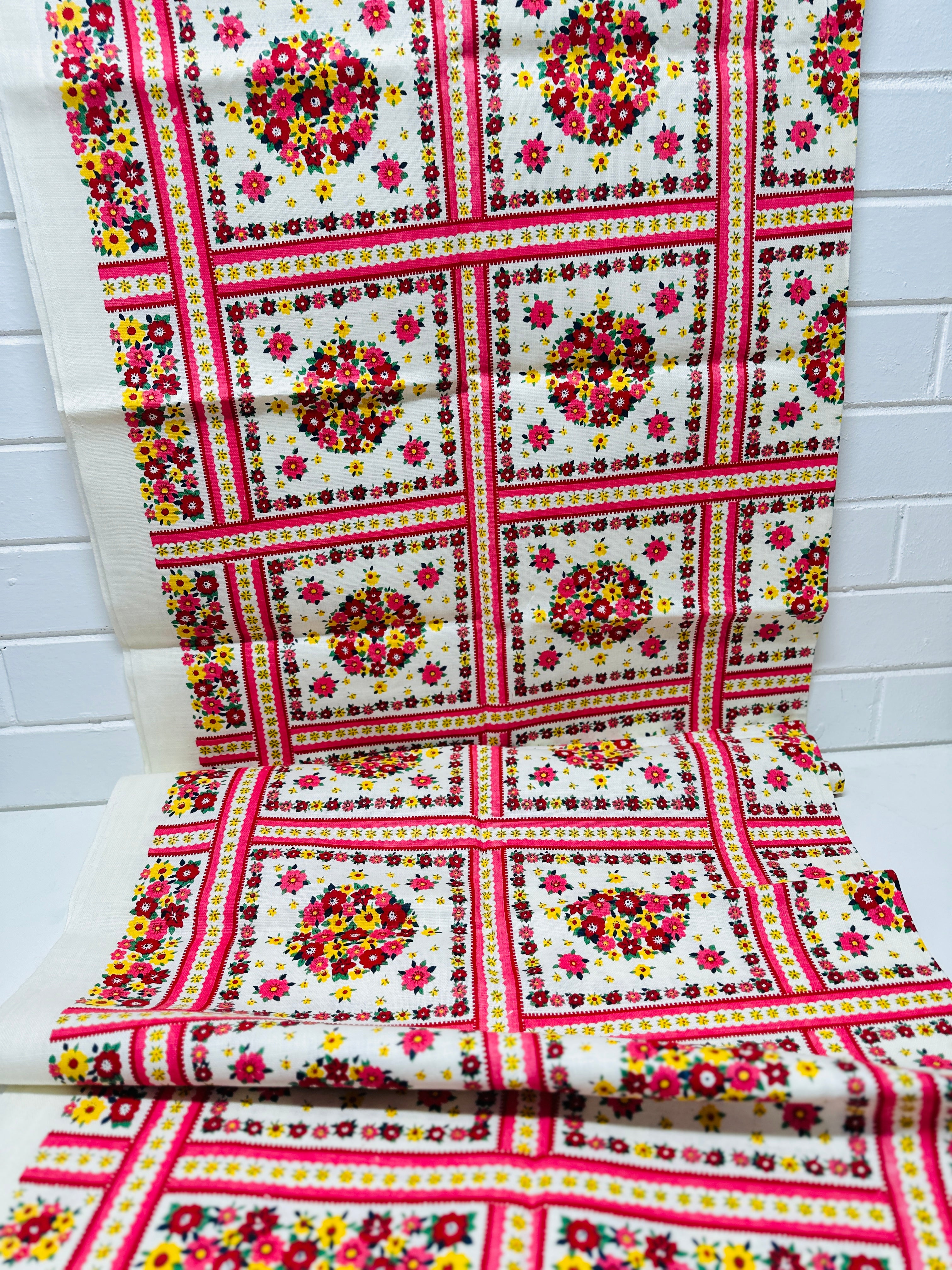 STUNNING Unused Vintage Tablecloth PRETTY