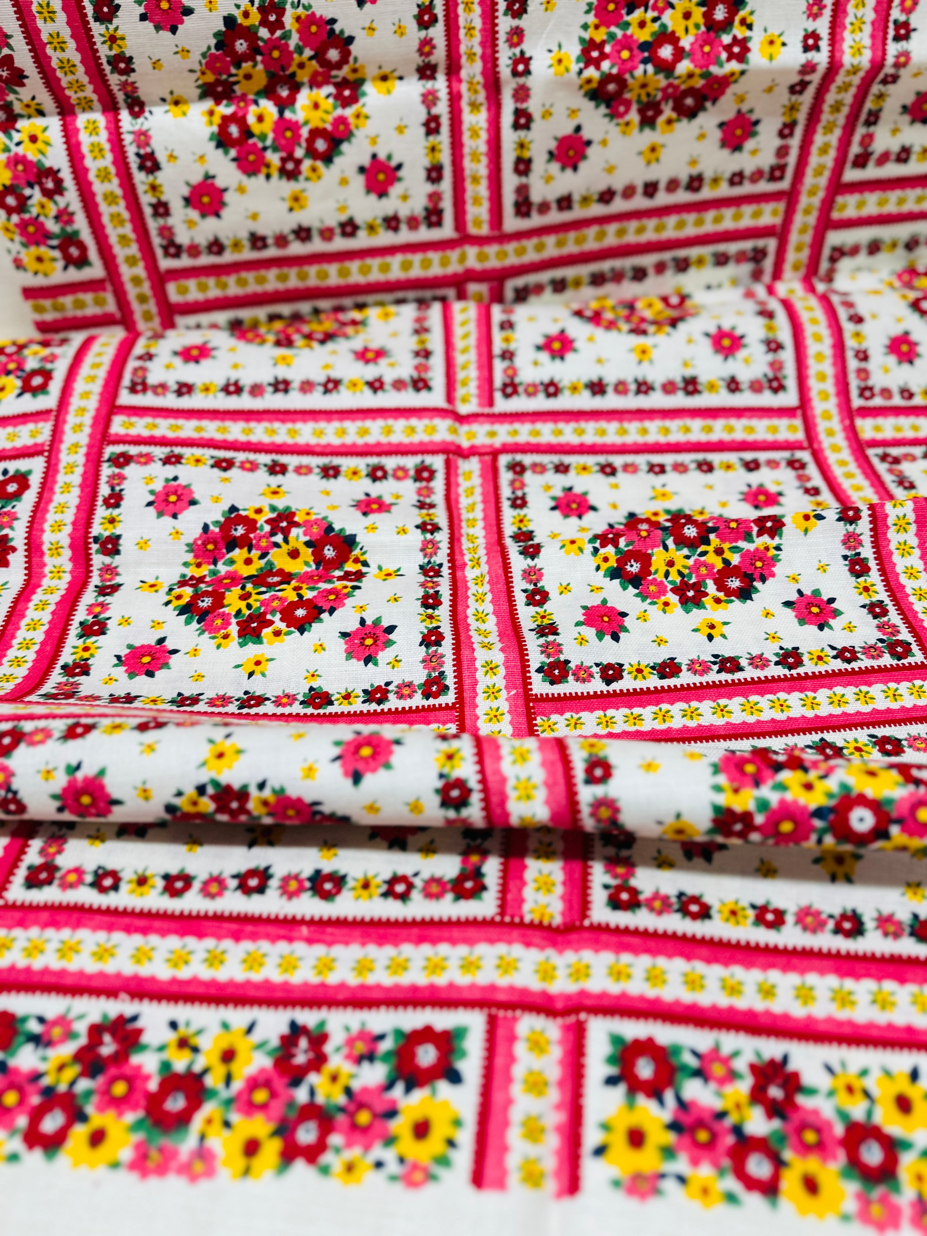 STUNNING Unused Vintage Tablecloth PRETTY