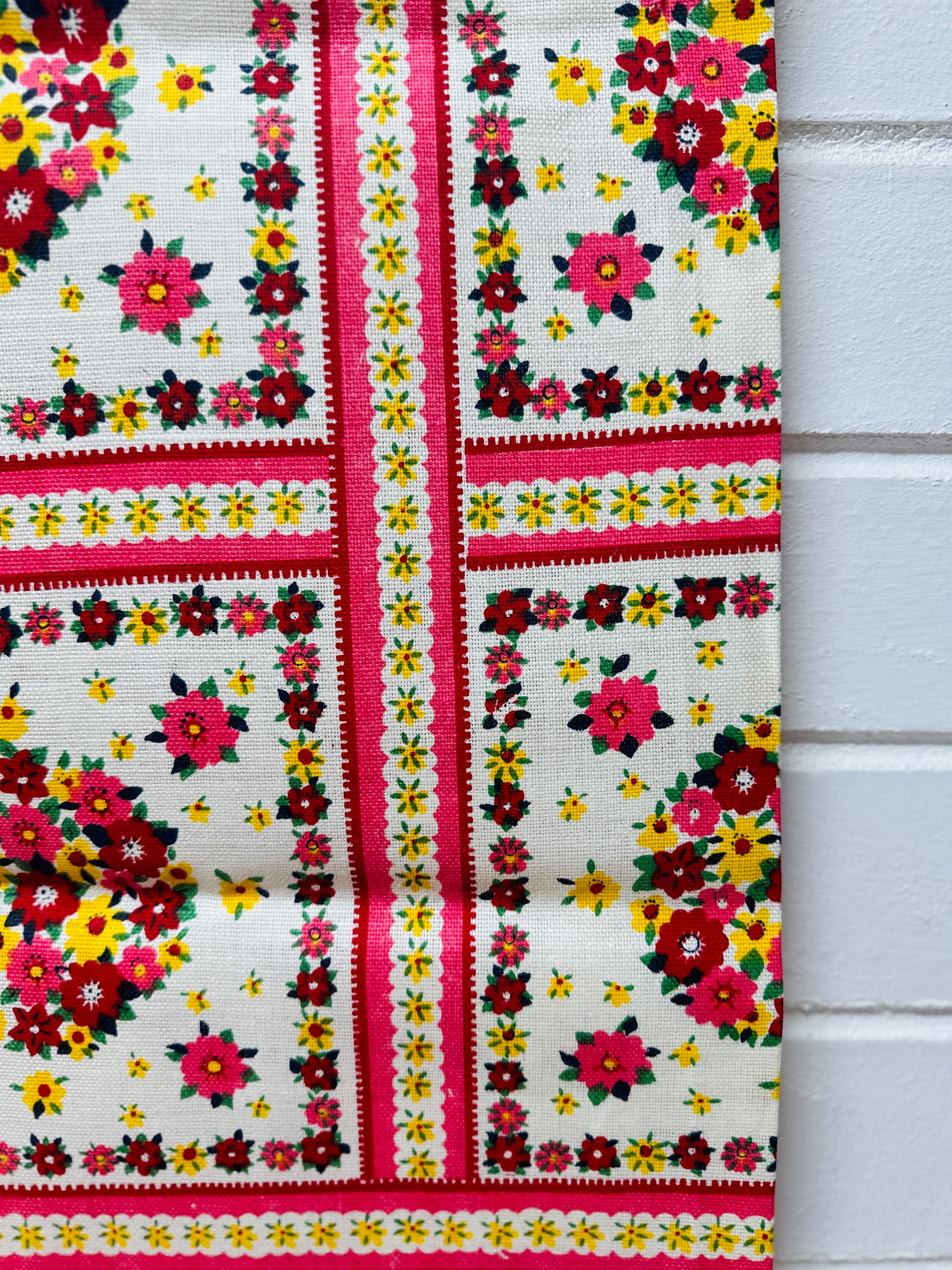 STUNNING Unused Vintage Tablecloth PRETTY
