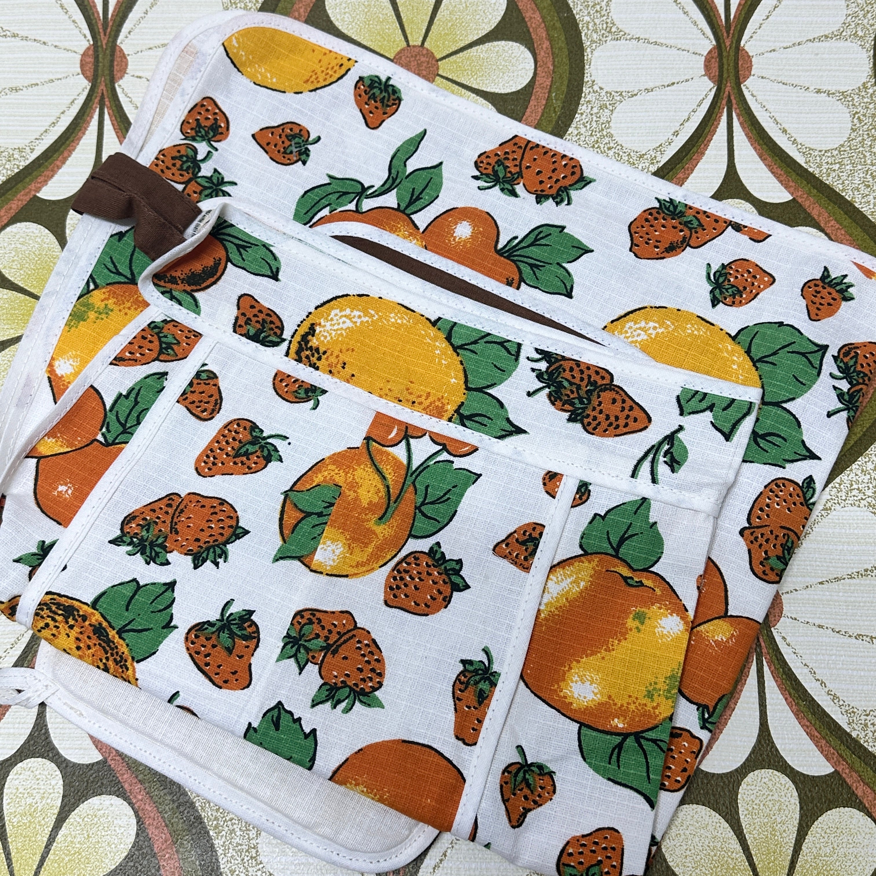 Adorable UNUSED Apron Mitt