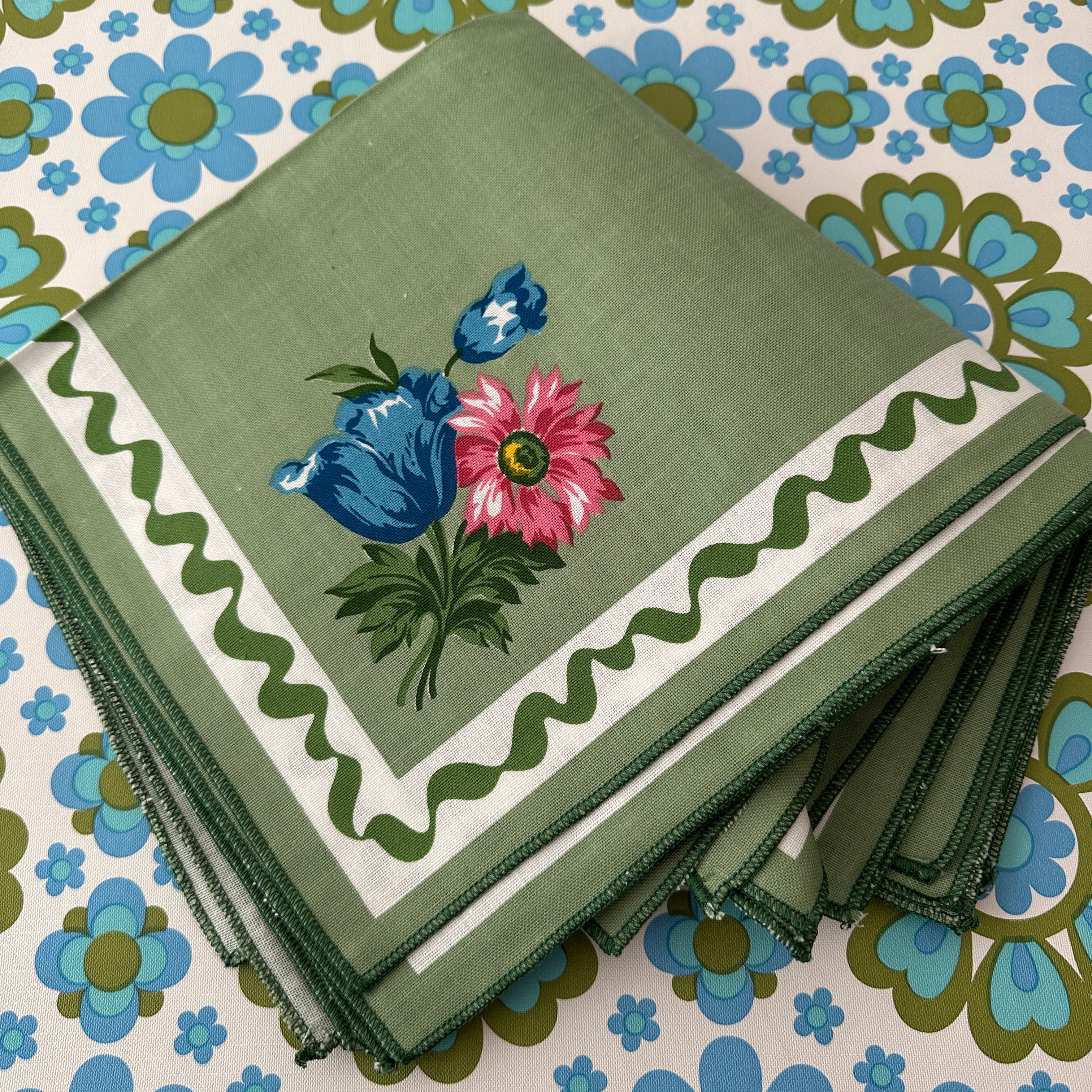 NOS Vintage Round table Cloth W Tags & NAPKINS