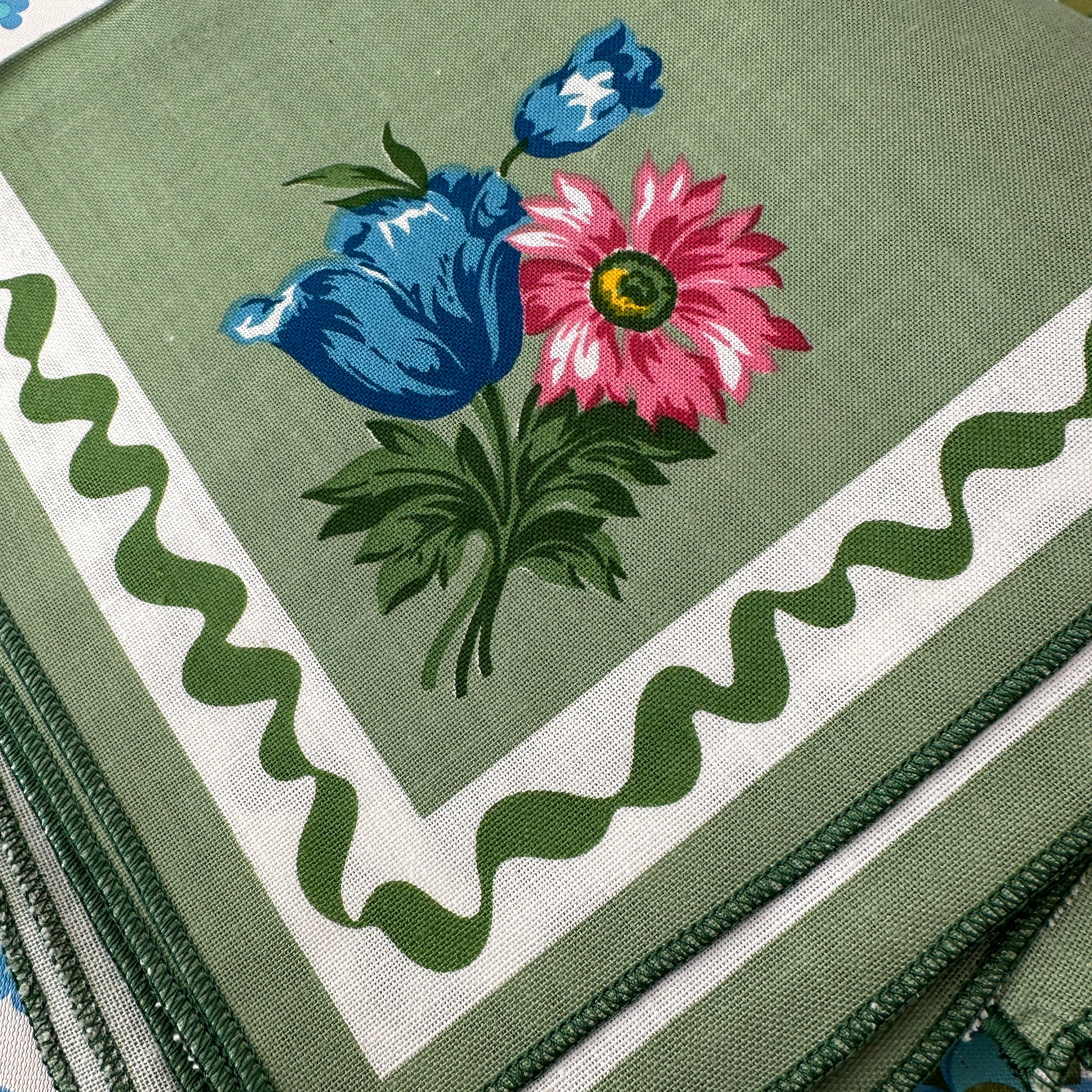 NOS Vintage Round table Cloth W Tags & NAPKINS