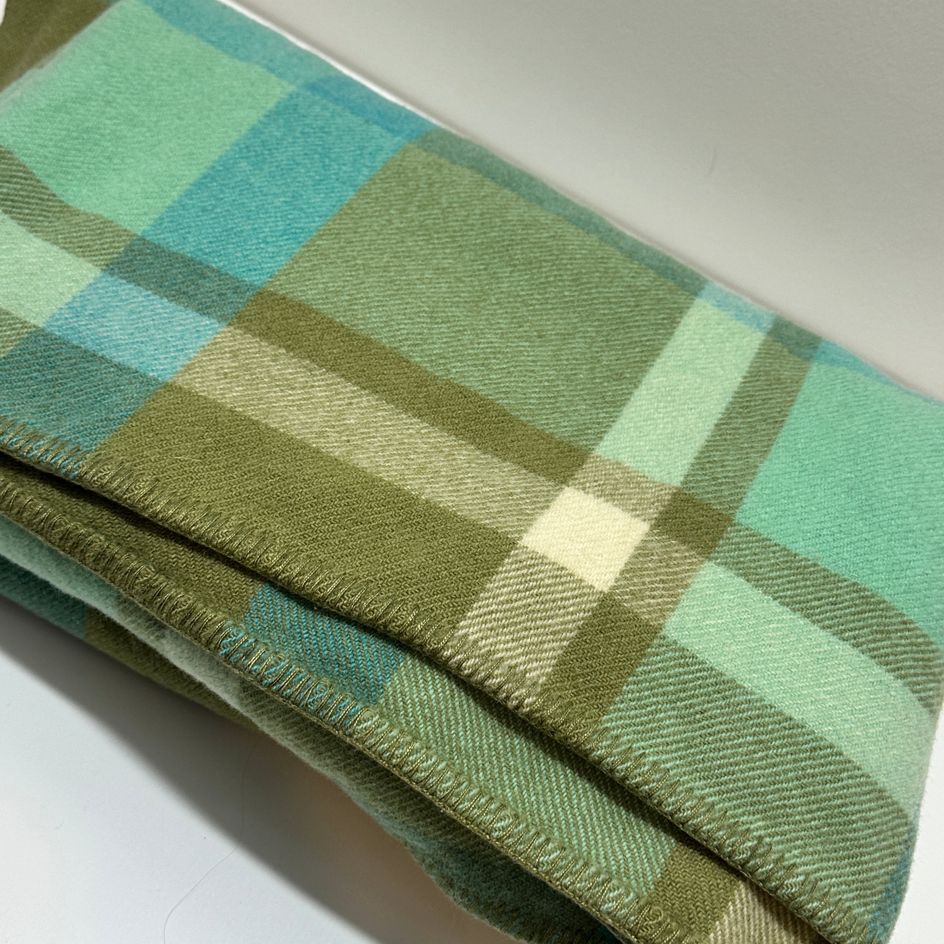 As New LAMBSWOOl Blankets Green & Blue