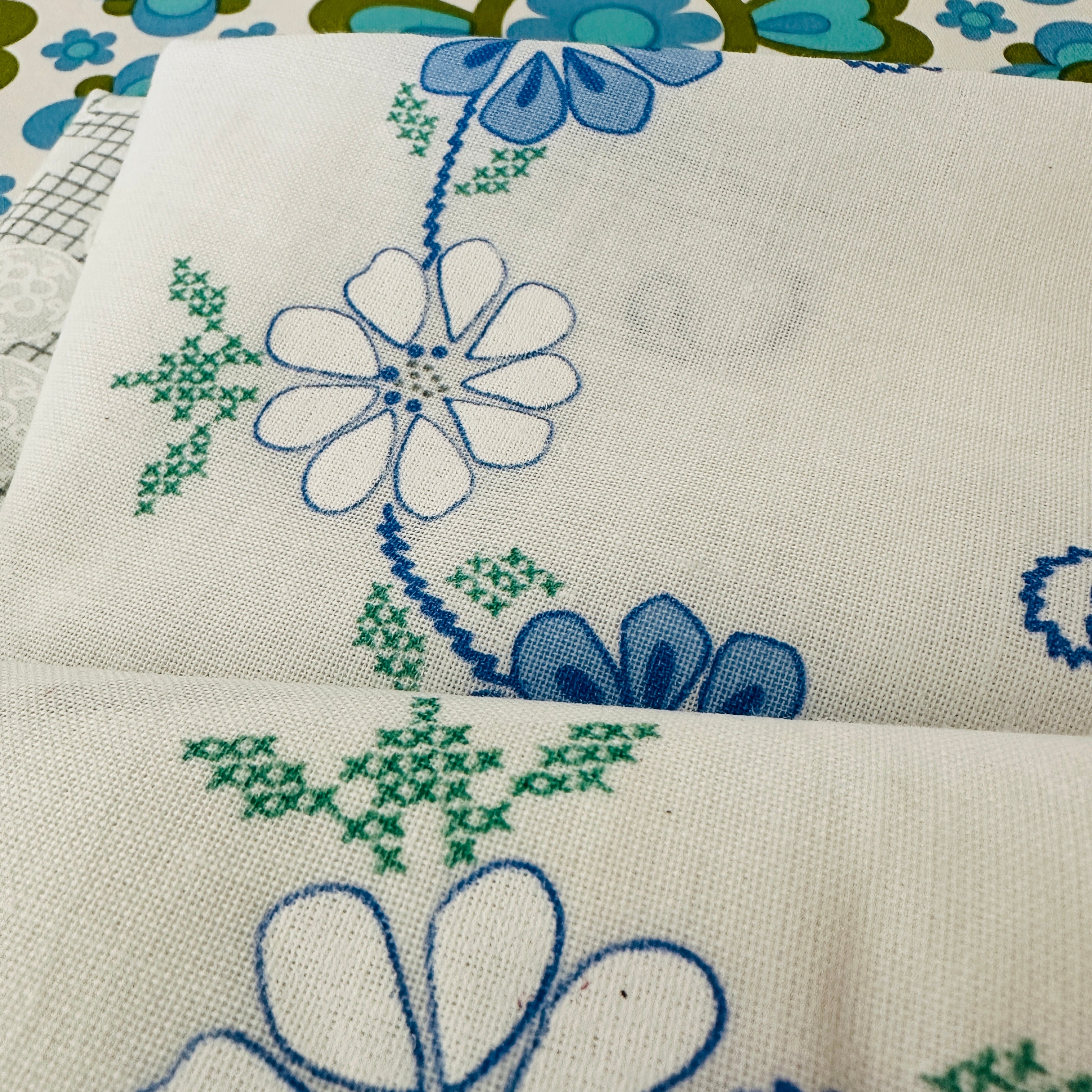 UNUSED Vintage Round TABLE Cloth ROUND