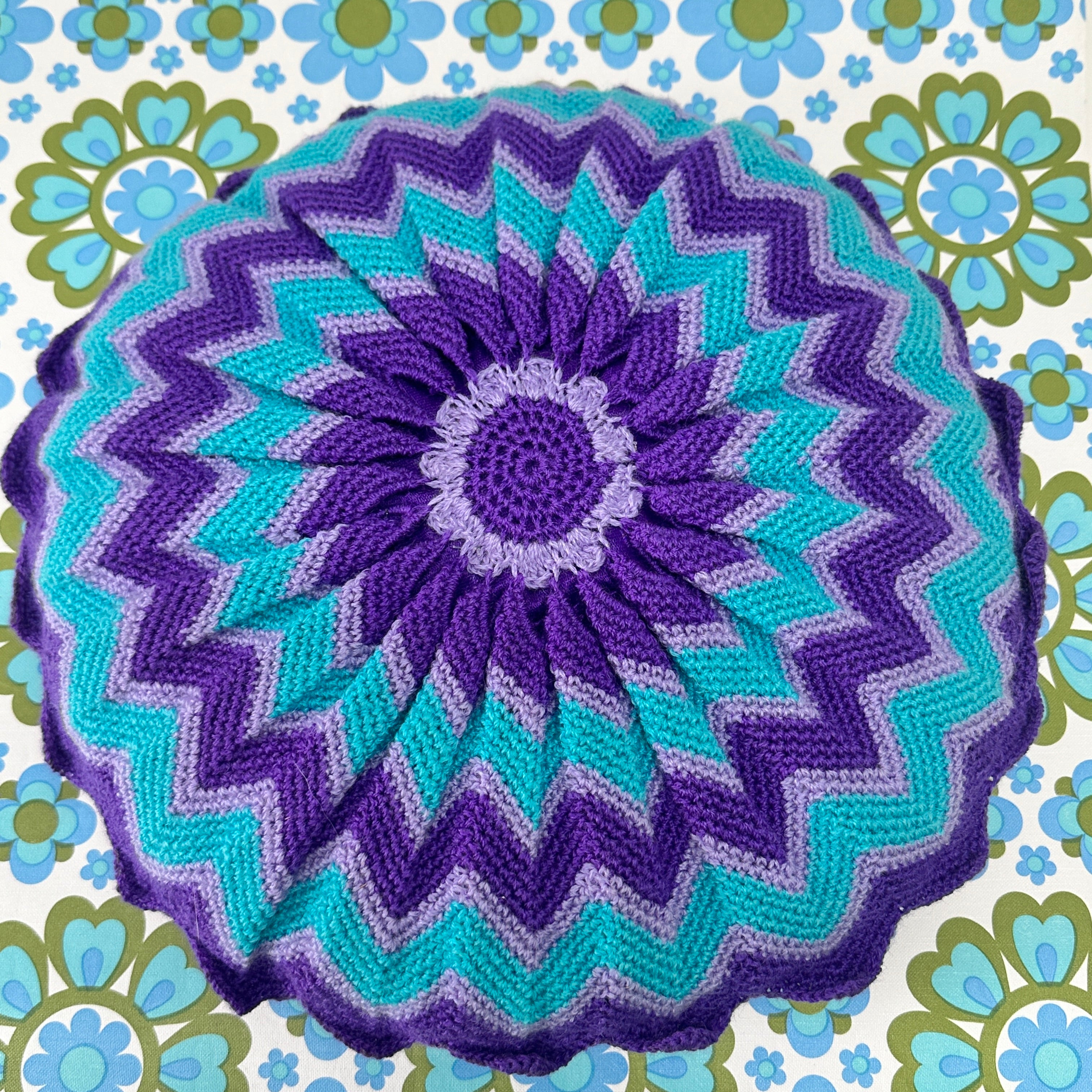 BEAUTIFUL Knitted Round Cushion