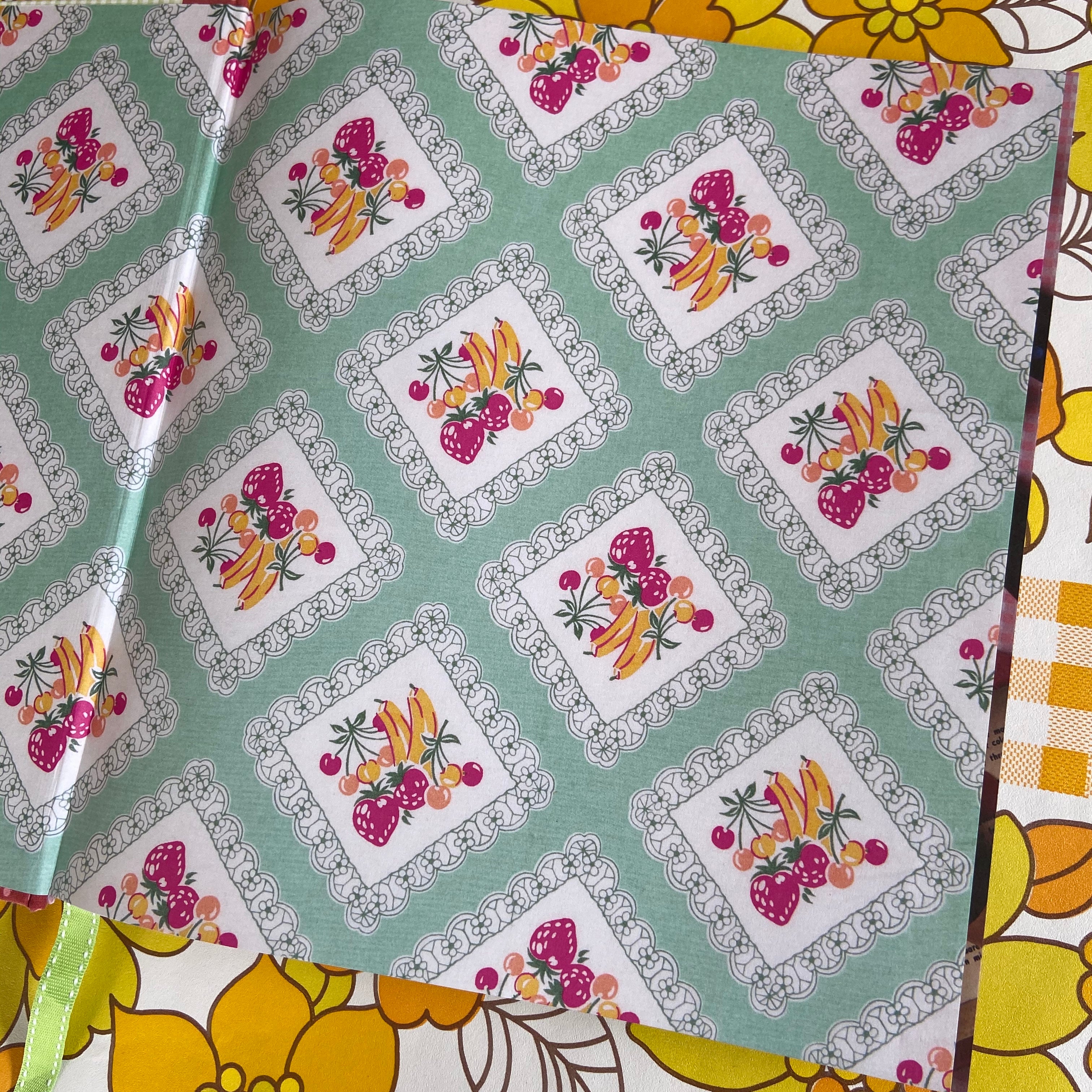 The Retro Cookbook Women's Weekly BEAUTIFUL Hard COVER Book