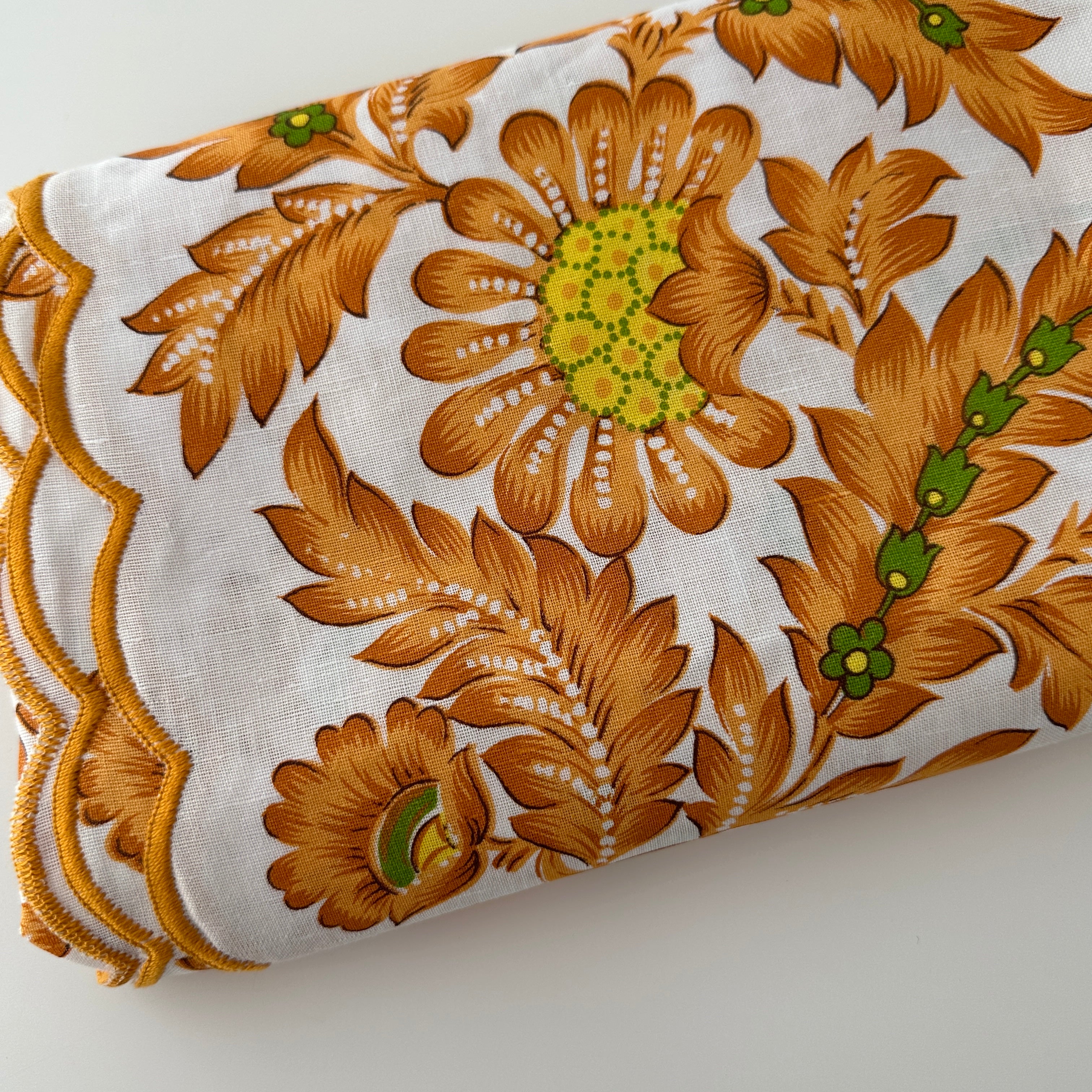 UNUSED Italian Table Cloth & Napkins SET