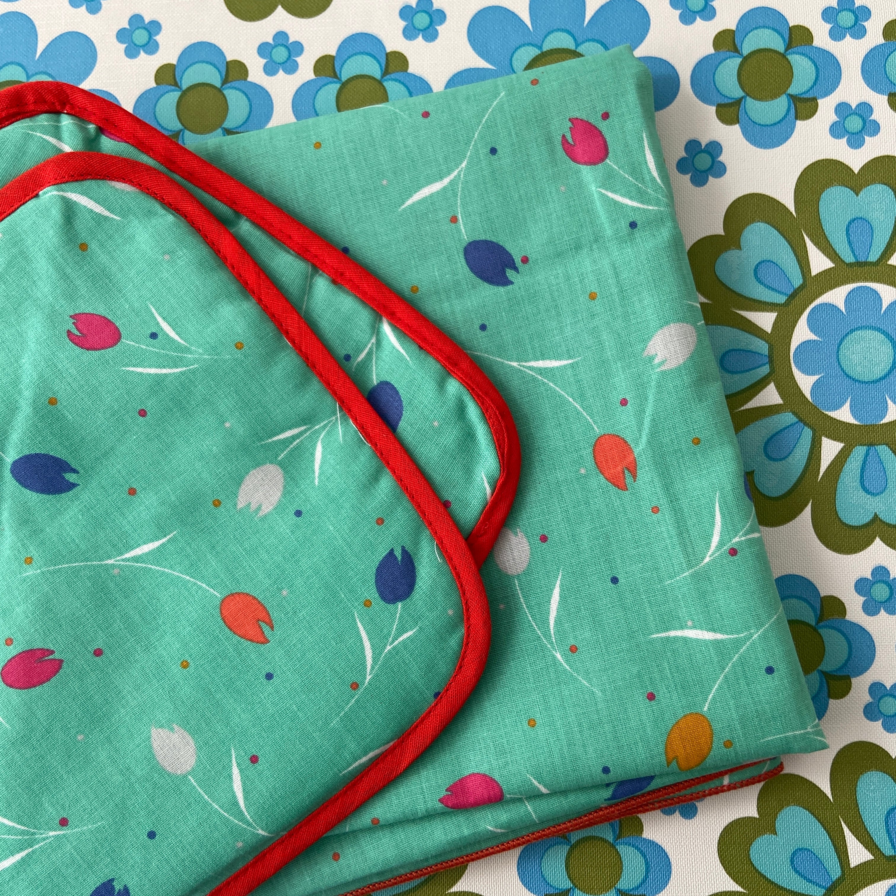 UNUSED Cotton Apron Table Cloth Pot Holders SET