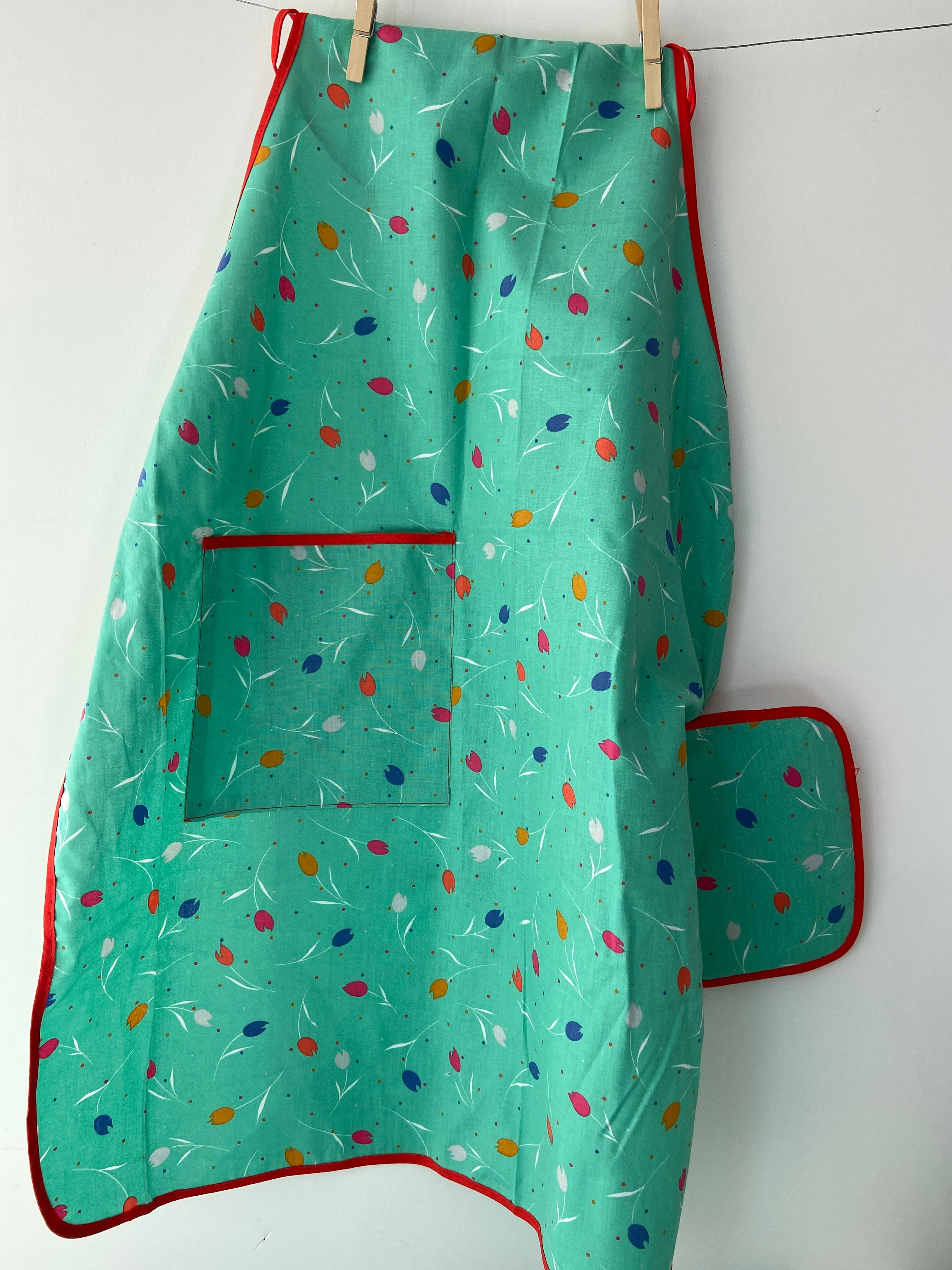 UNUSED Cotton Apron Table Cloth Pot Holders SET