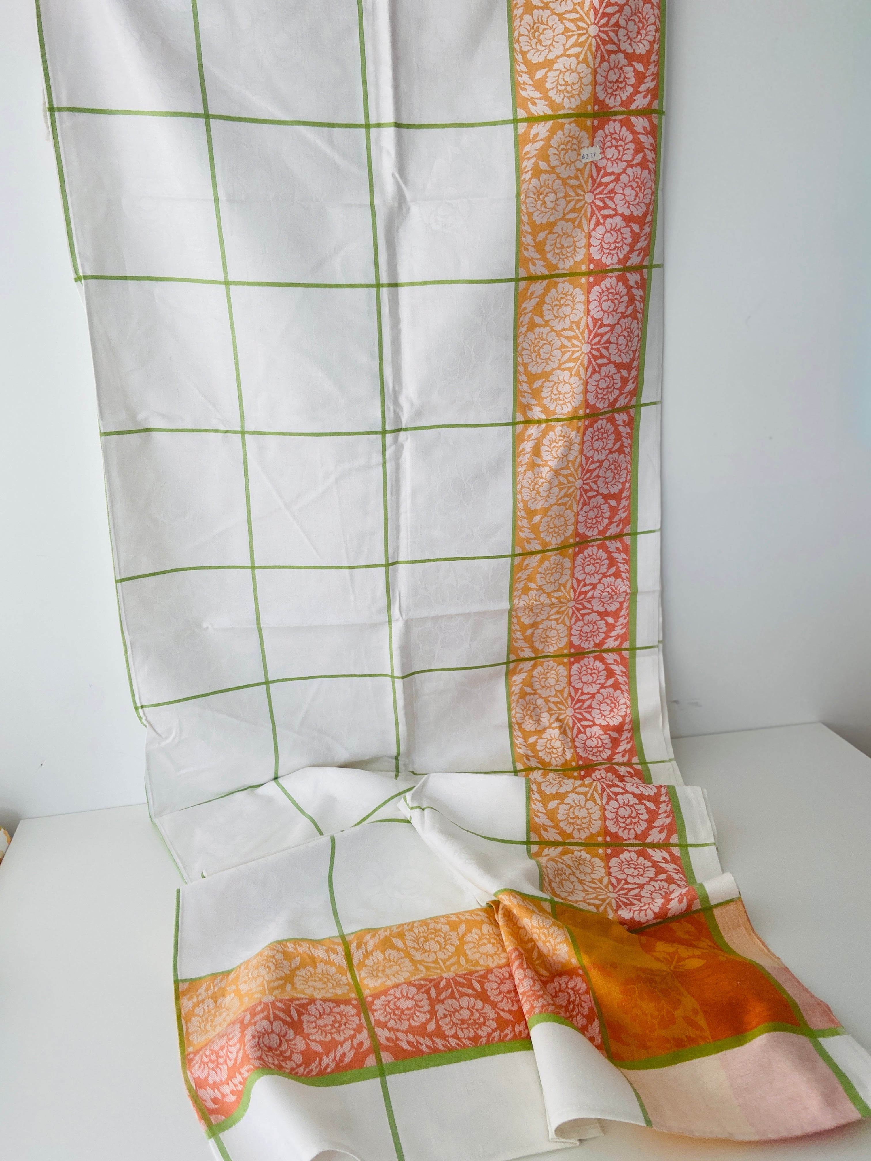 VINTAGE Damask Table Cloth Picnic TIME