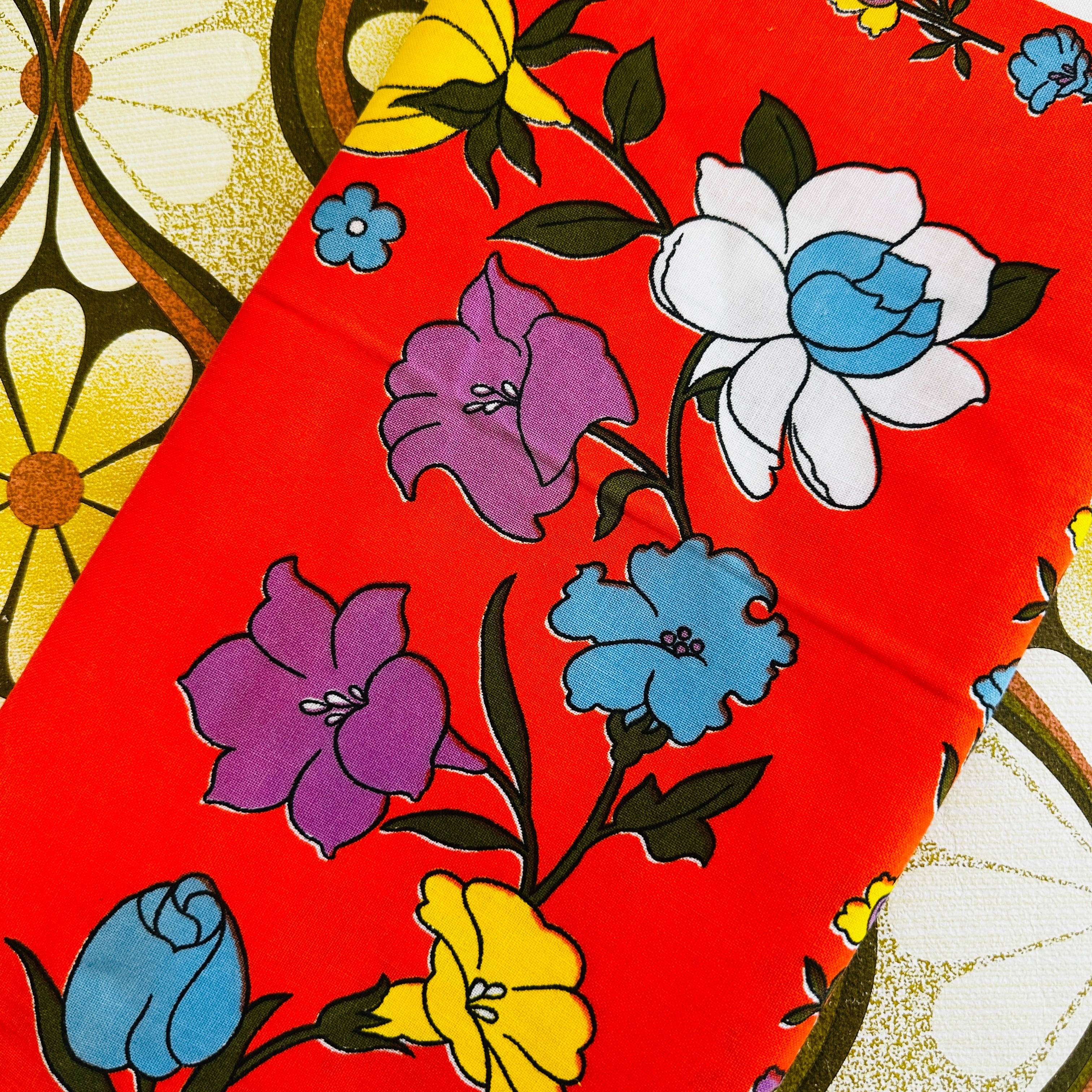 Retro Bright Crisp Floral Tablecloth