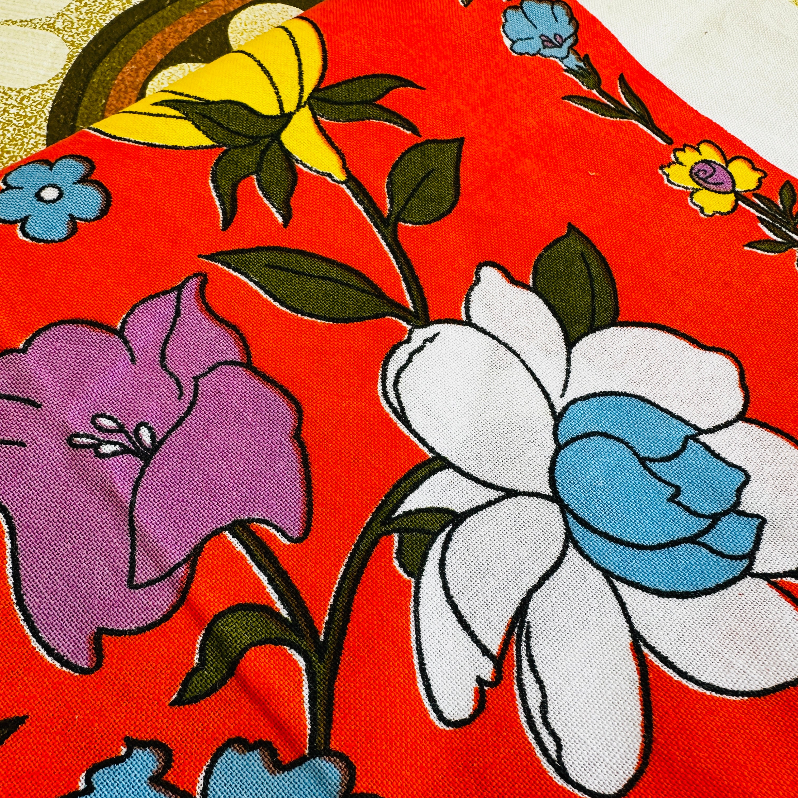 Retro Bright Crisp Floral Tablecloth