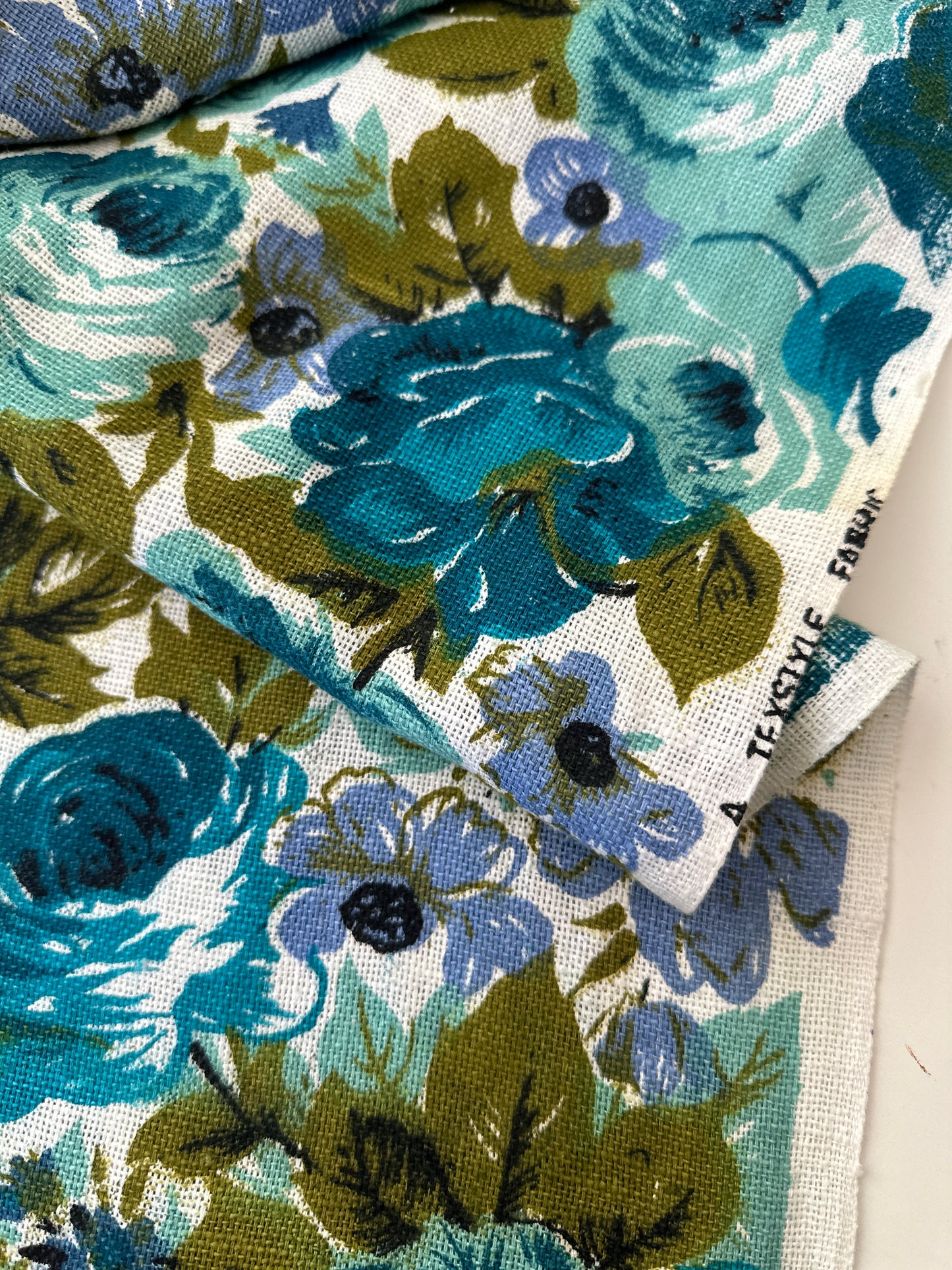 120cms STUNNING Upholstery FABRIC Blue Floral