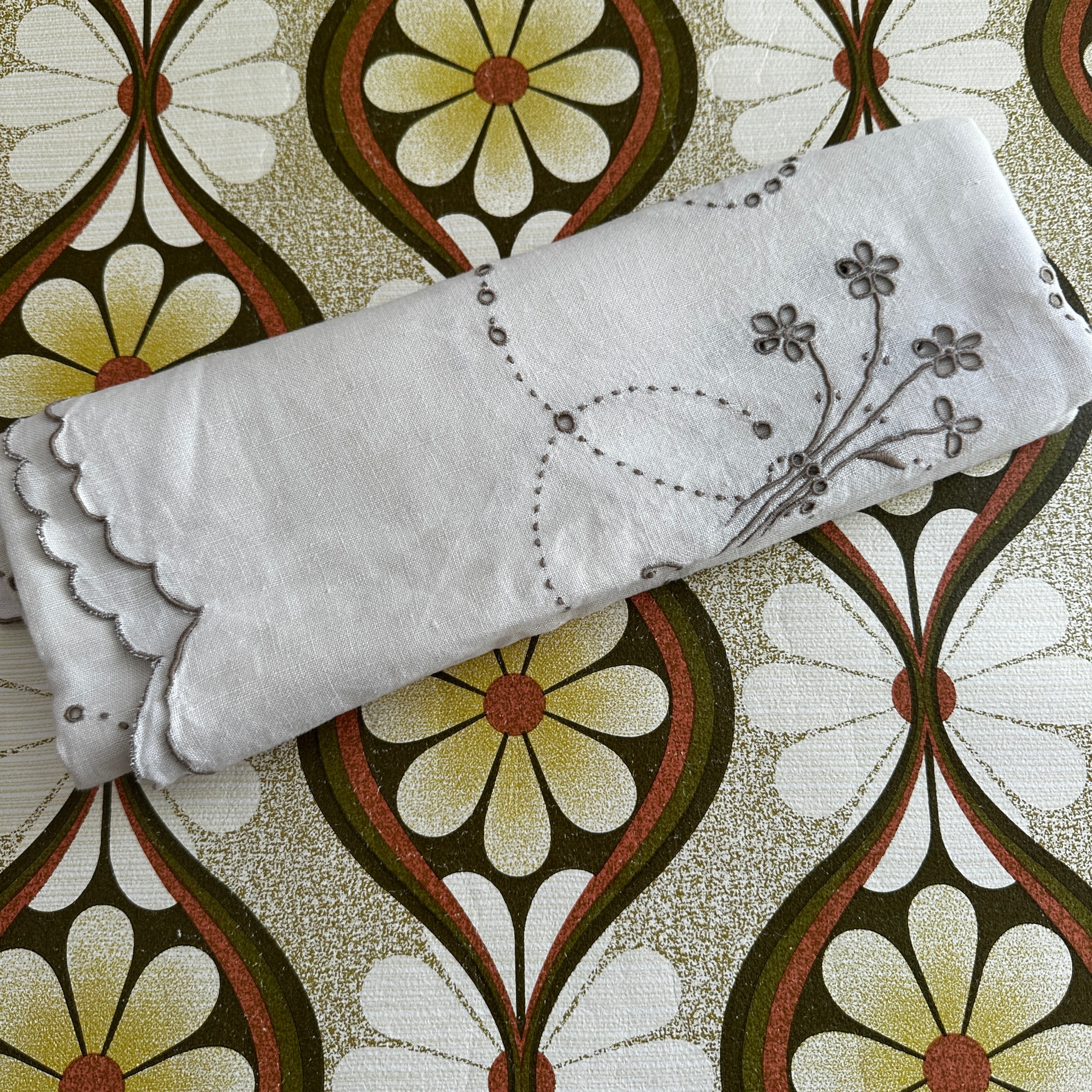 Vintage Linen Embroidered Tablecloth Scalloped Edge