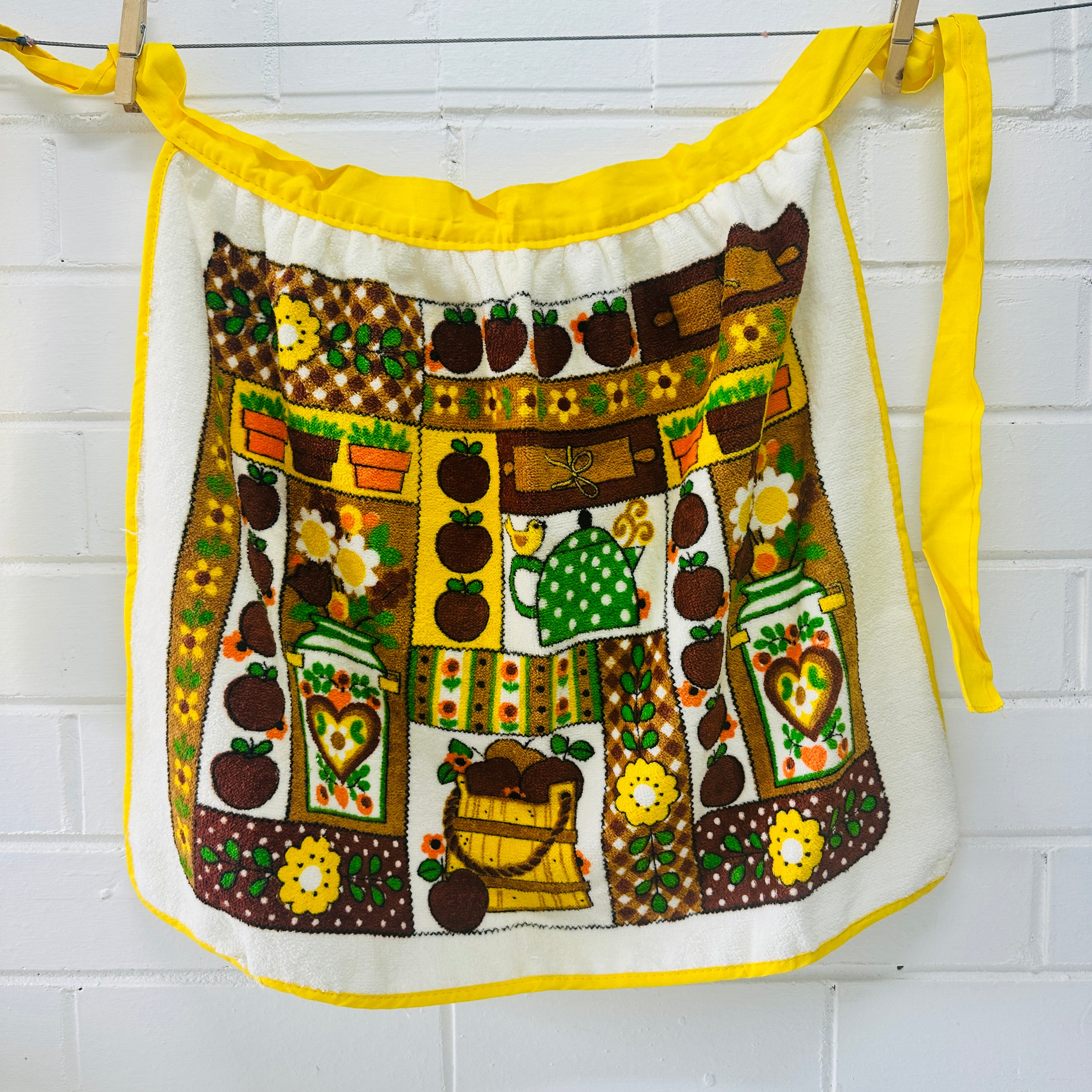 Crisp Bright Vintage Apron RETRO Baking