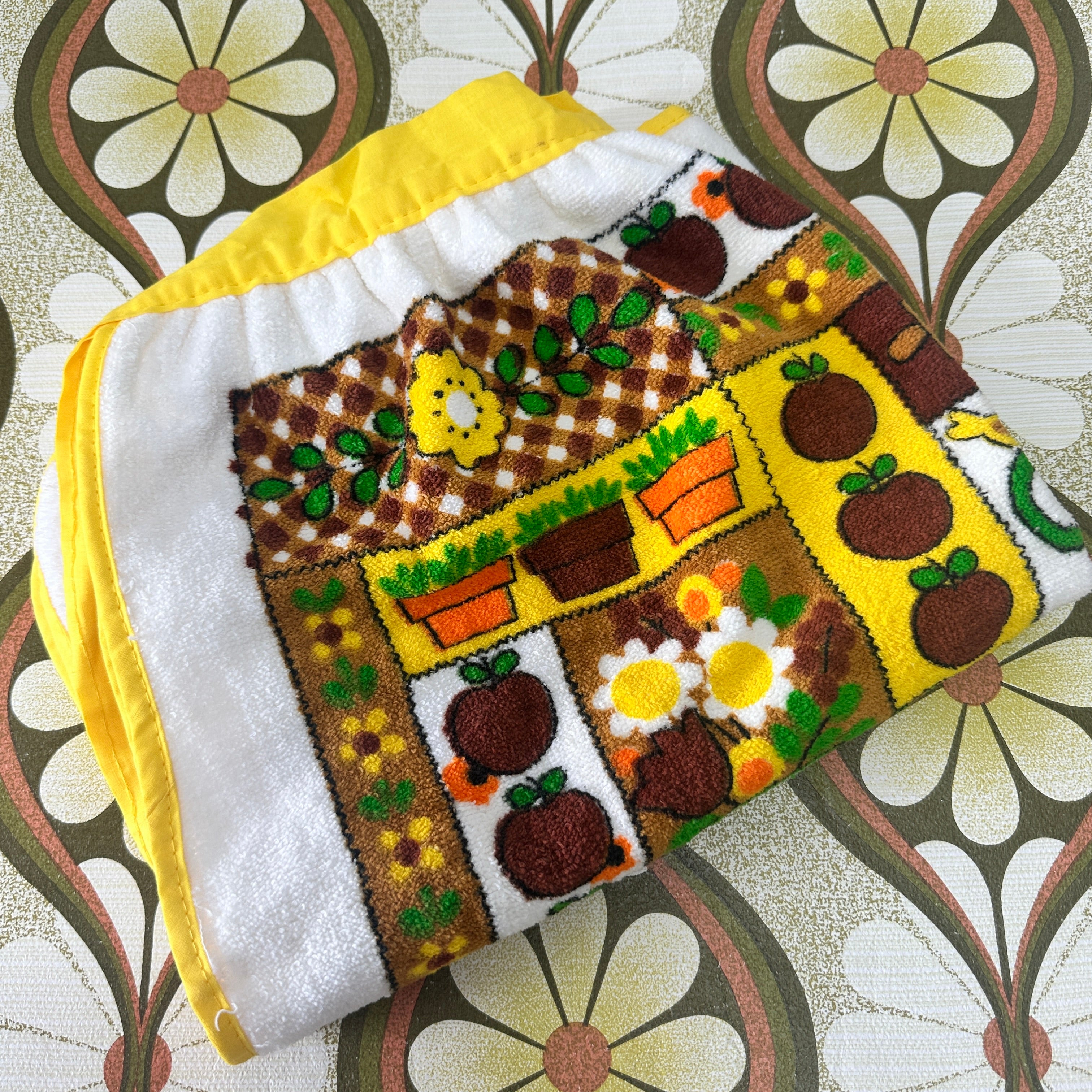 Crisp Bright Vintage Apron RETRO Baking