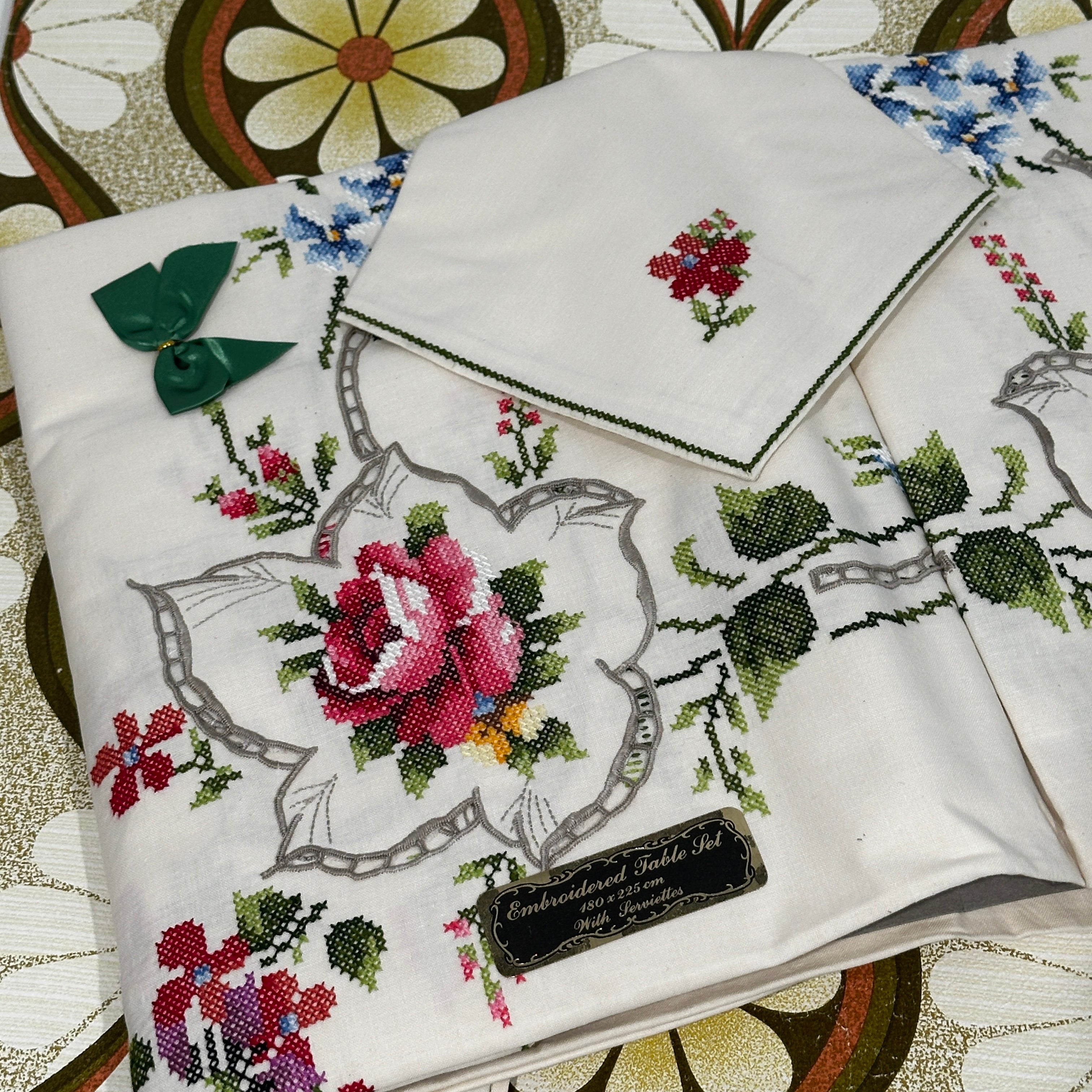 Unused Embroidered Vintage Tablecloth Serviettes