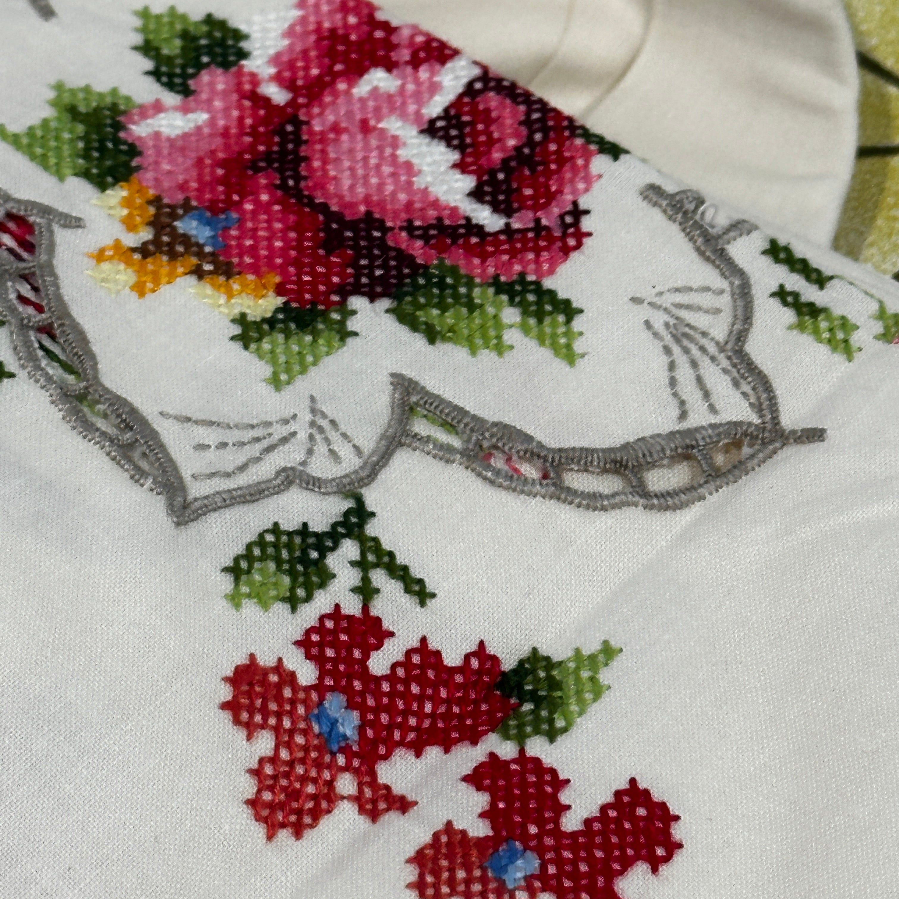 Unused Embroidered Vintage Tablecloth Serviettes