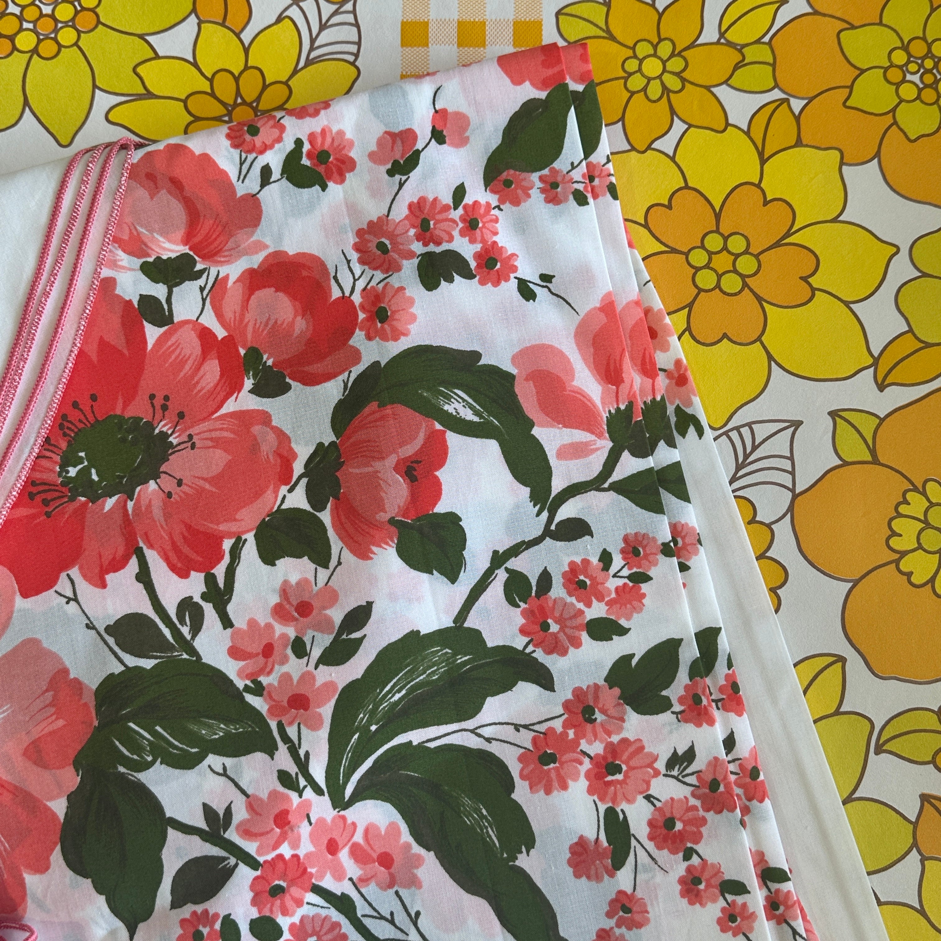 UNUSED Vintage Round Tablecloth & Napkins FLORAL