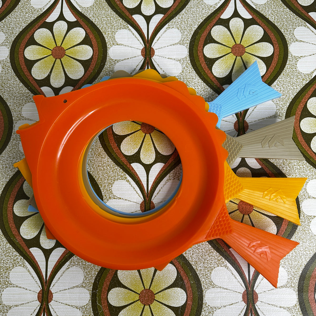 Vintage Retro Fish Plate Holders | Colourful Picnic & Caravan Decor