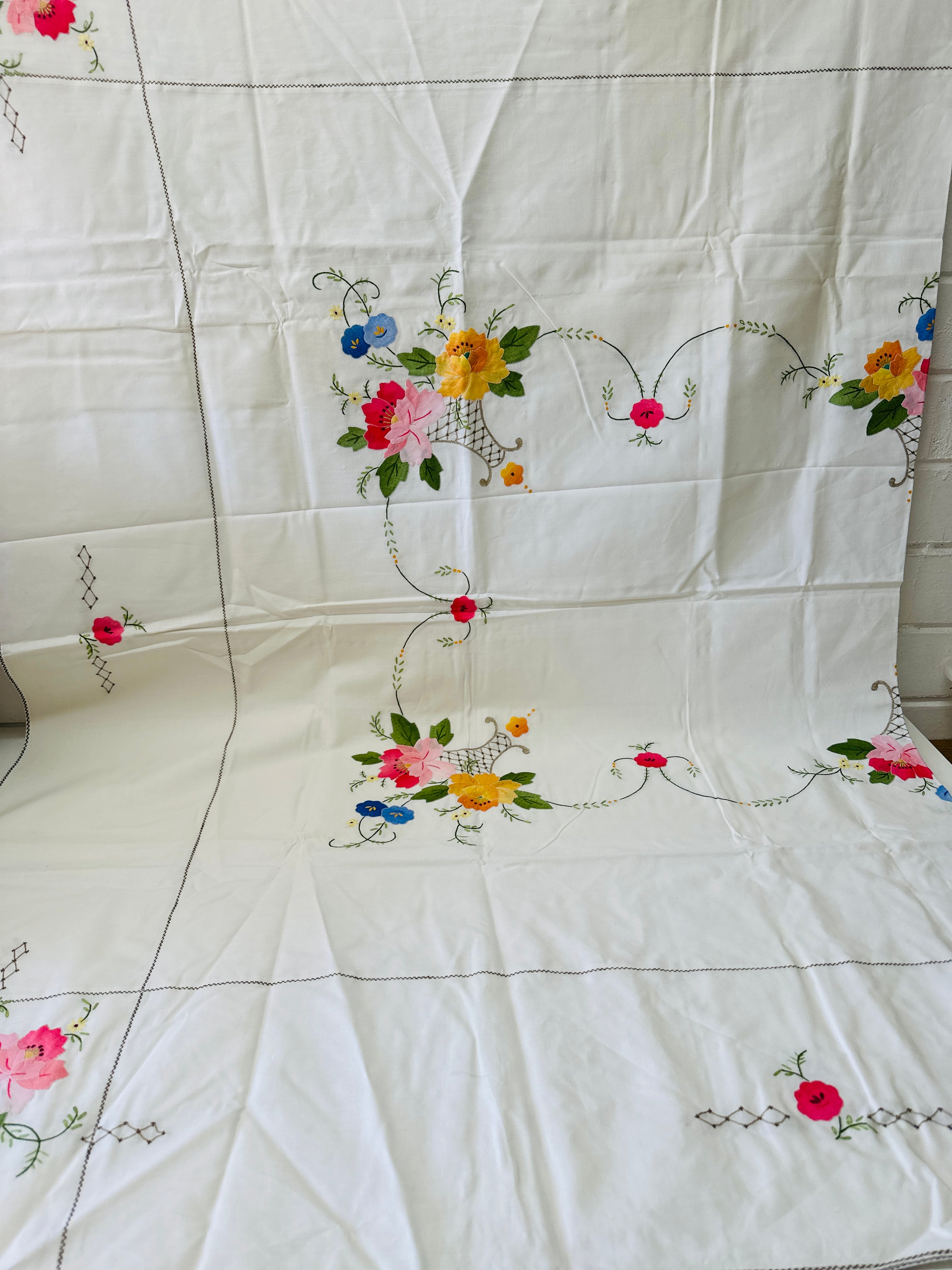 Crisp Applique Vintage Table Cloth