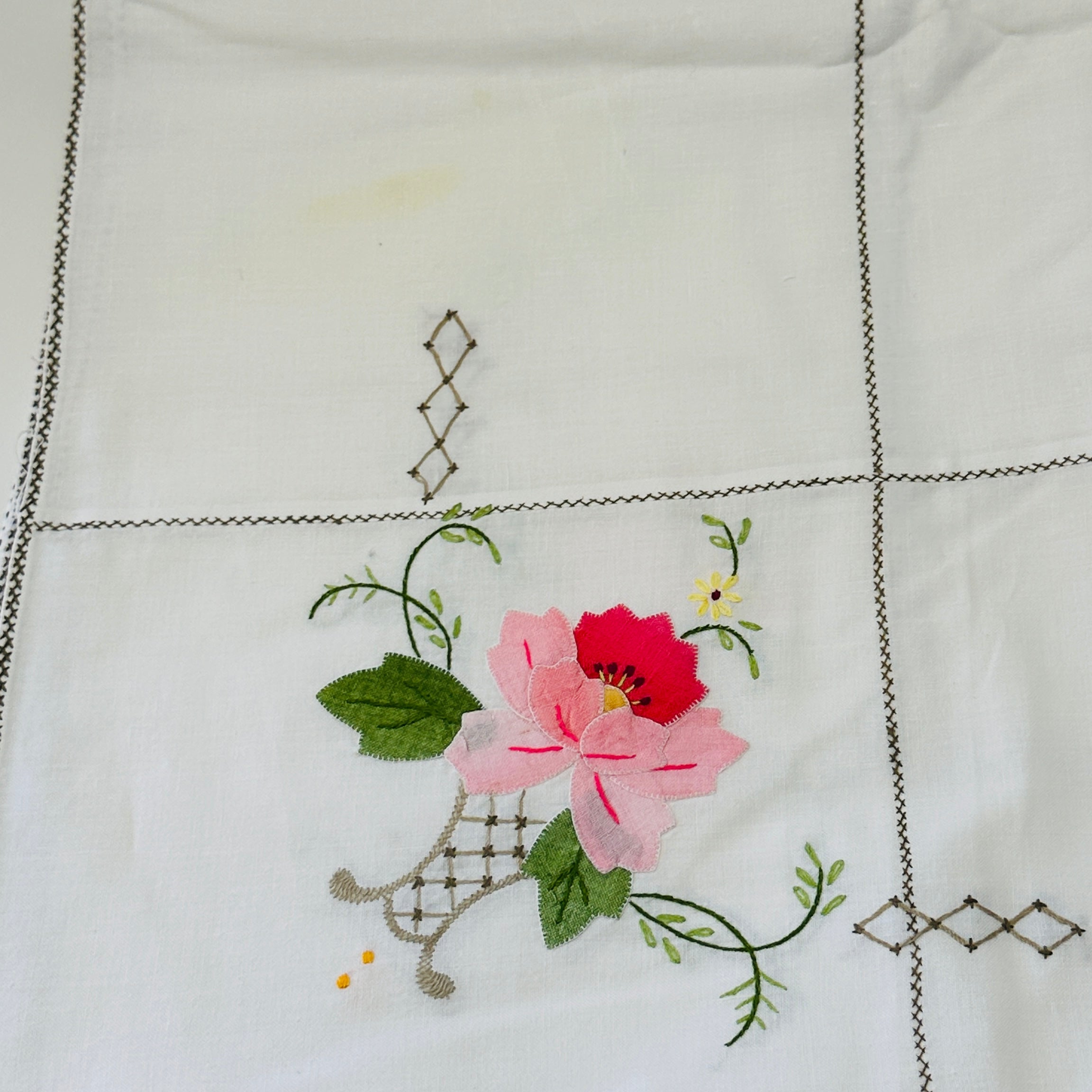 Crisp Applique Vintage Table Cloth