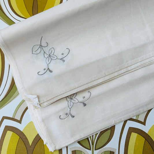 Unused Vintage Embroidered Napkins Serviettes Linen