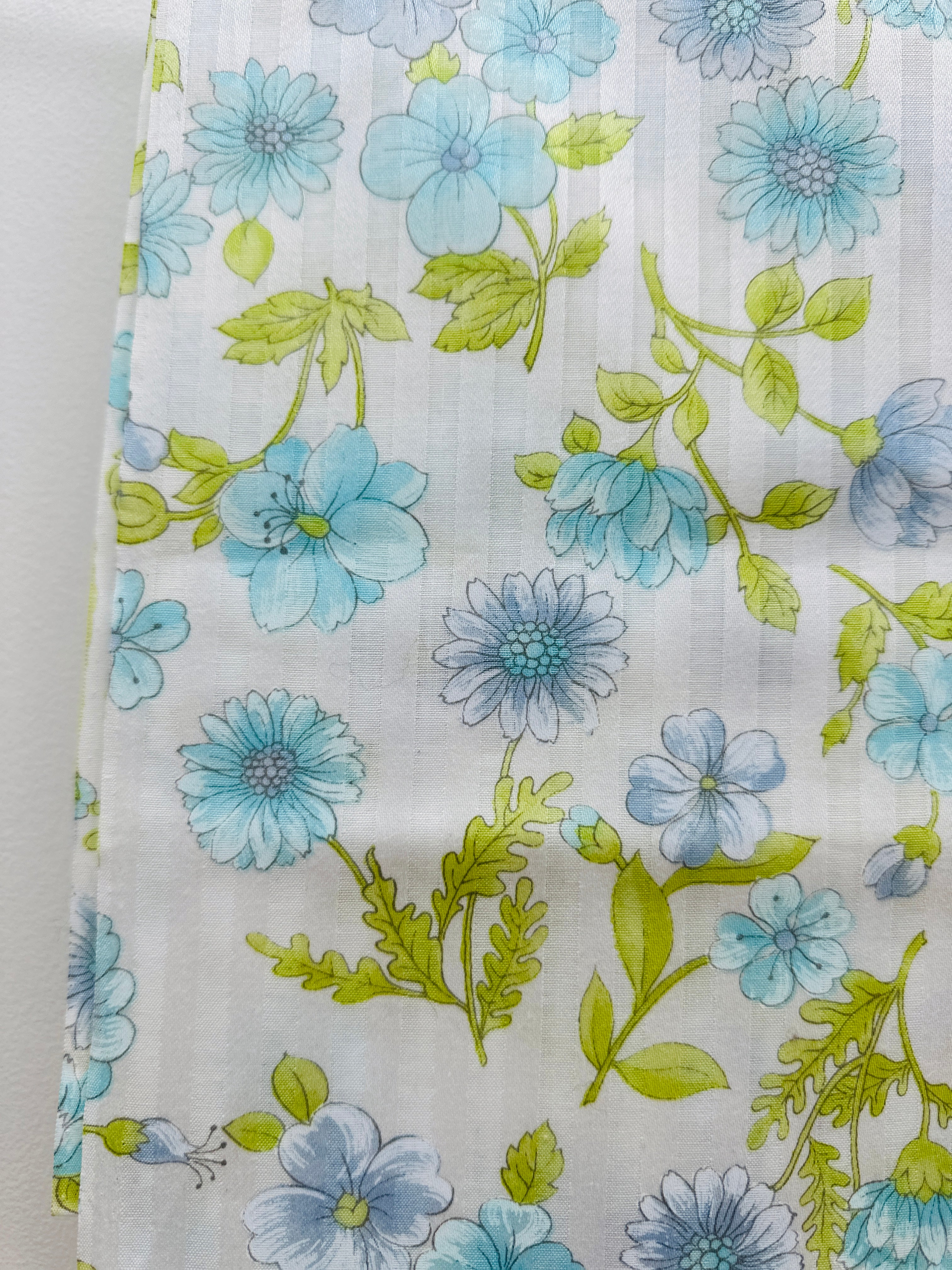 280cms Beautiful Vintage Floral Fabric Blues