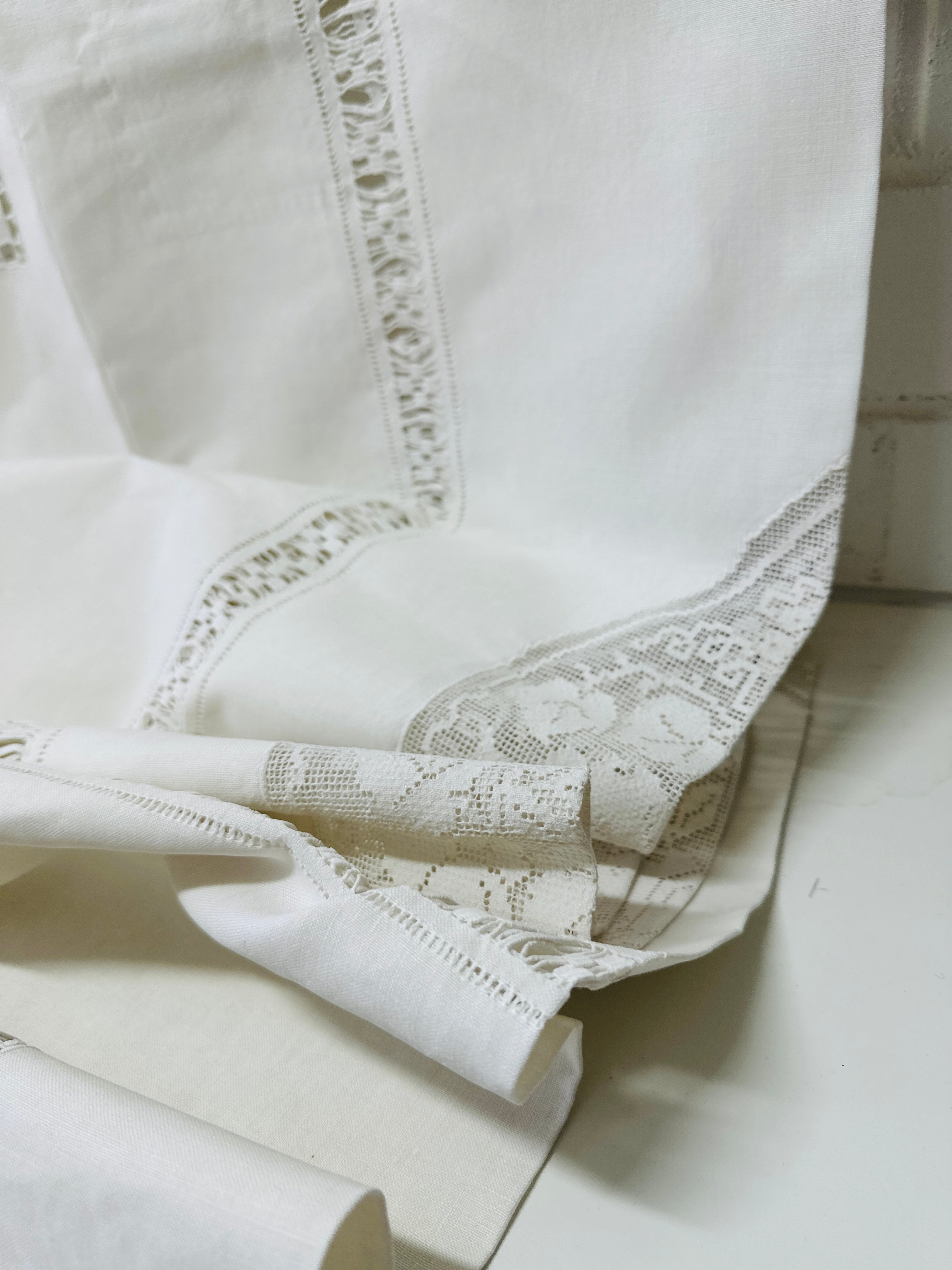 Spectacular Vintage Linen & Lace Tablecloth HUGE