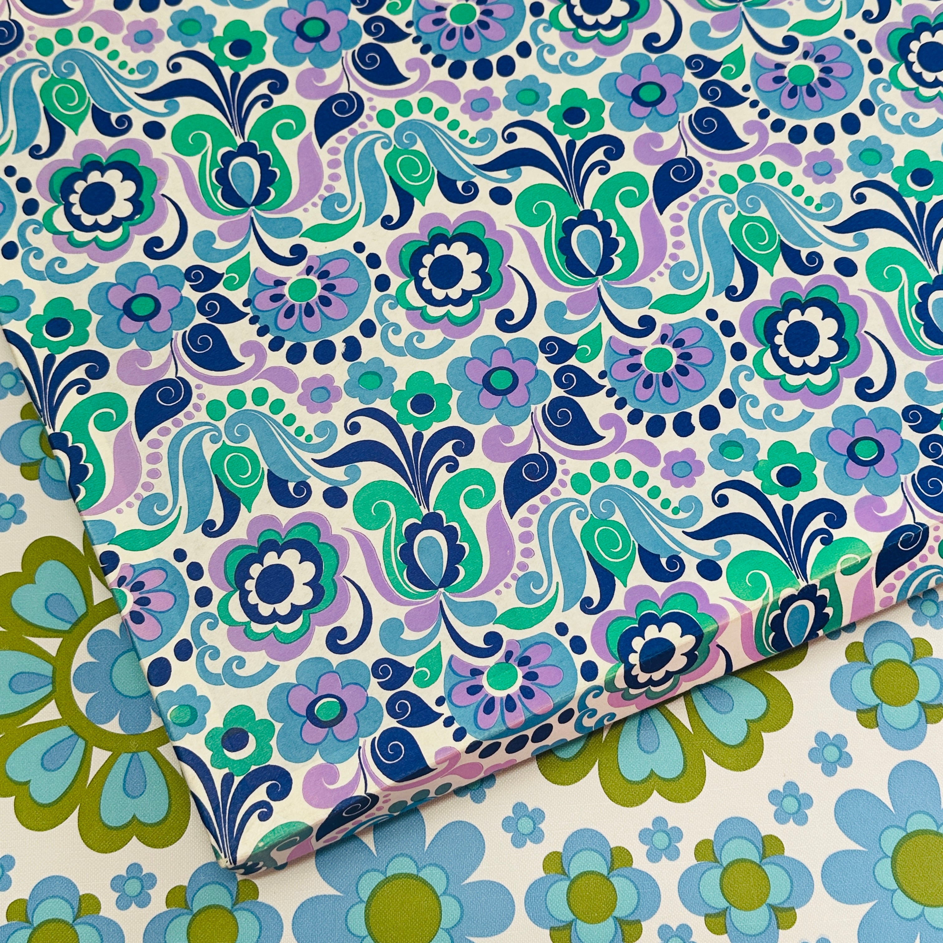 RETRO Boxed Tablecloth Set AMAZING