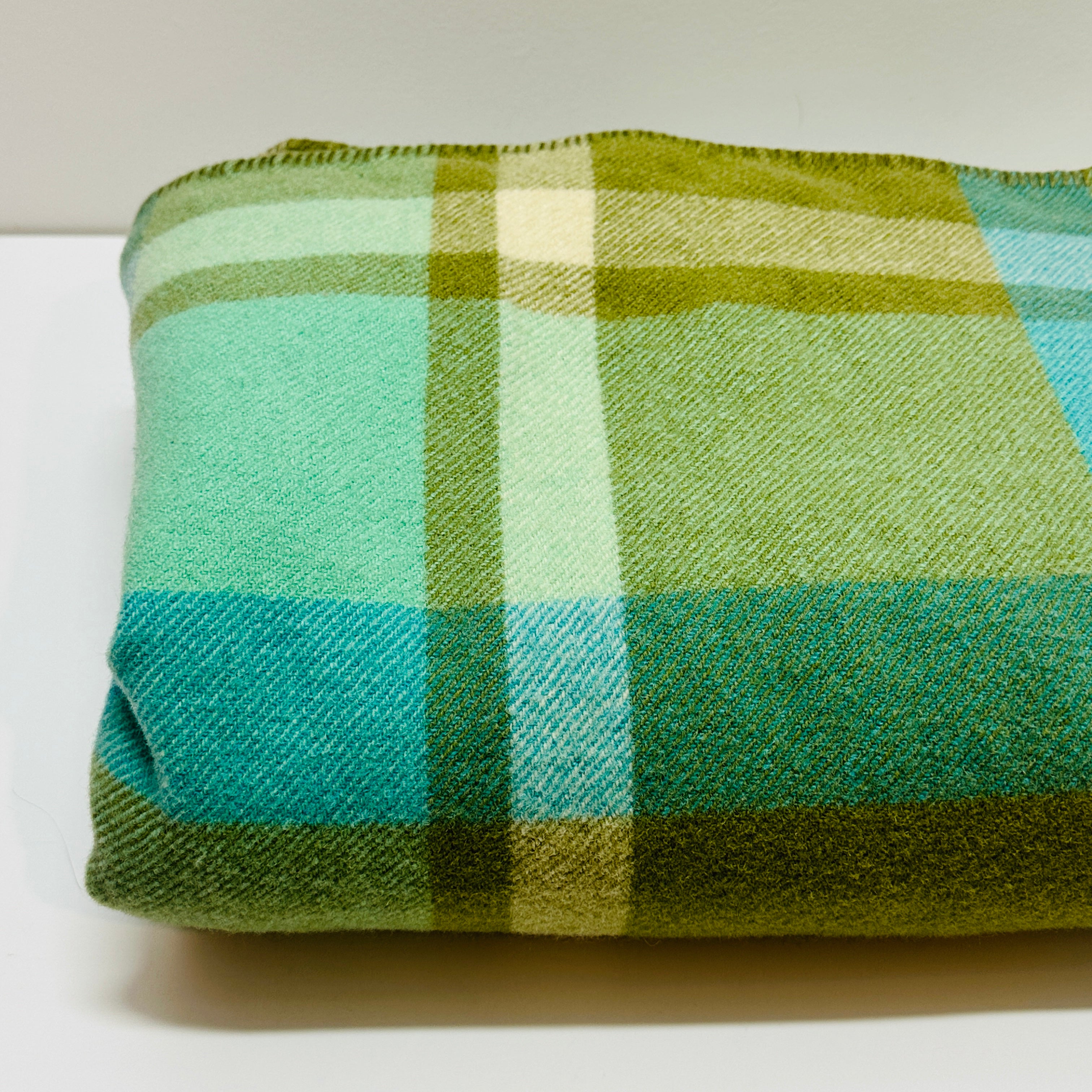 As New LAMBSWOOl Blankets Green & Blue