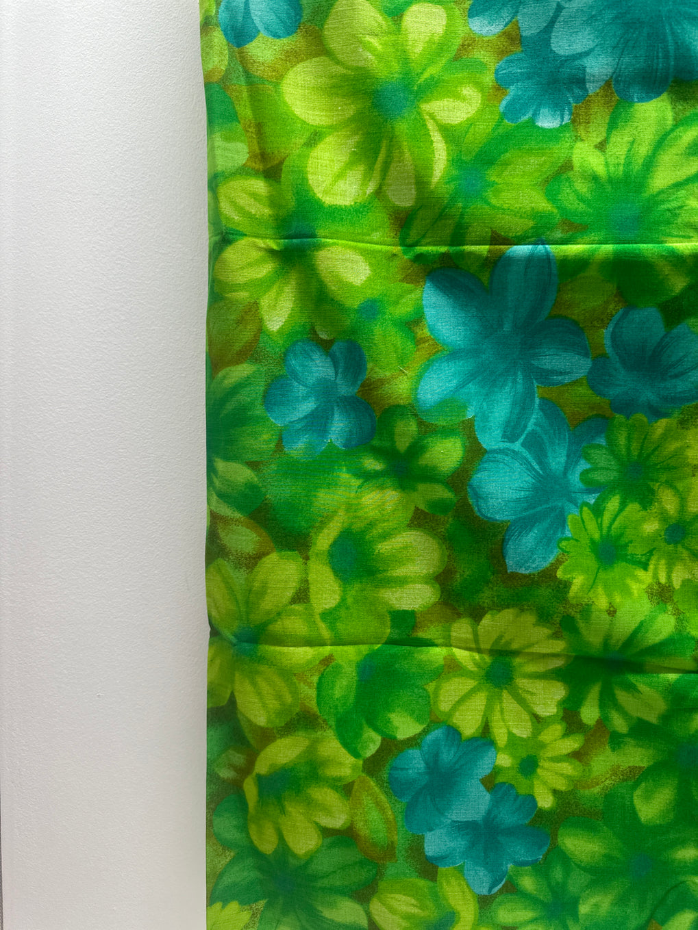 220cms VINTAGE Green Large Bold Floral