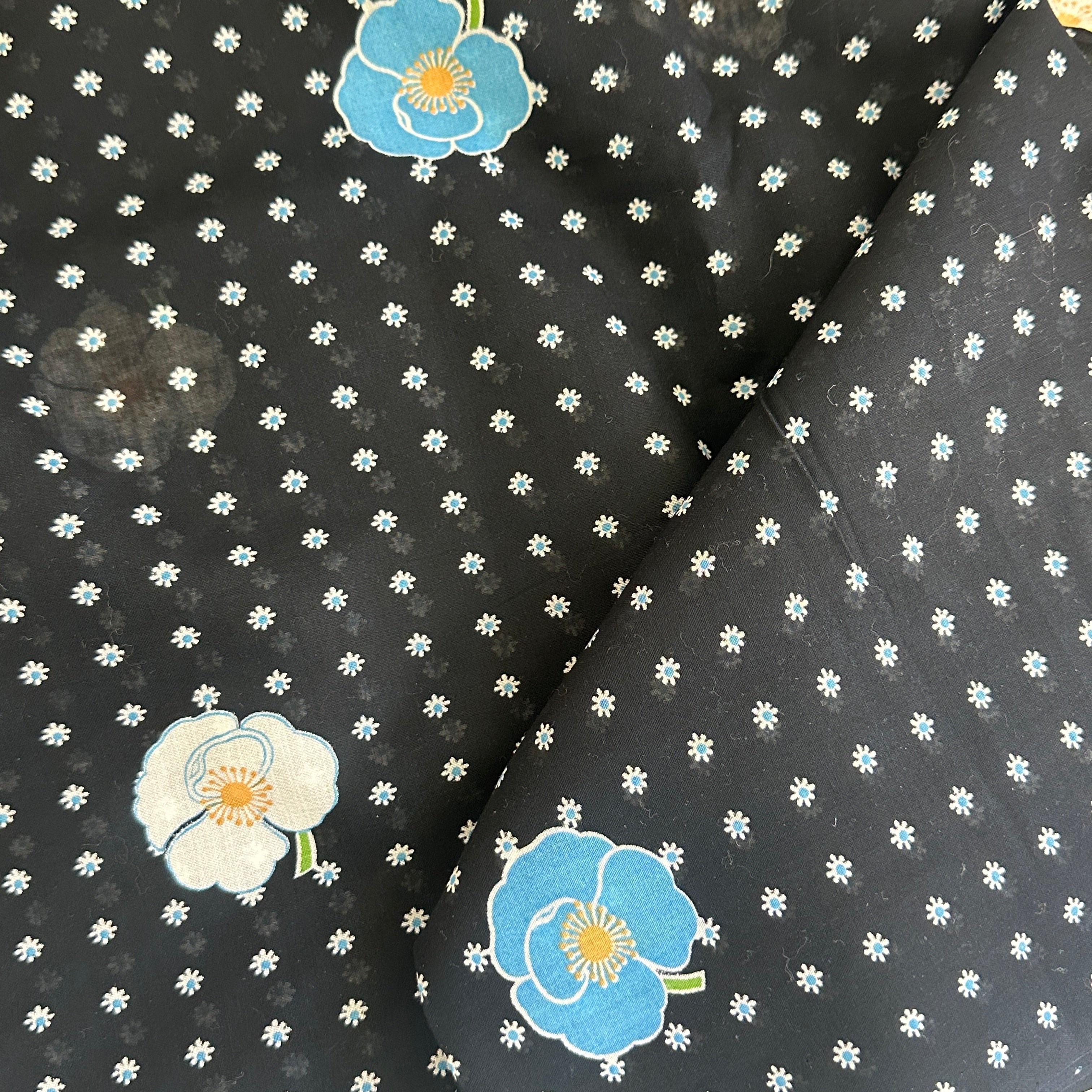 290cms Beautiful Vintage Floral Fabric Light Weight Cotton