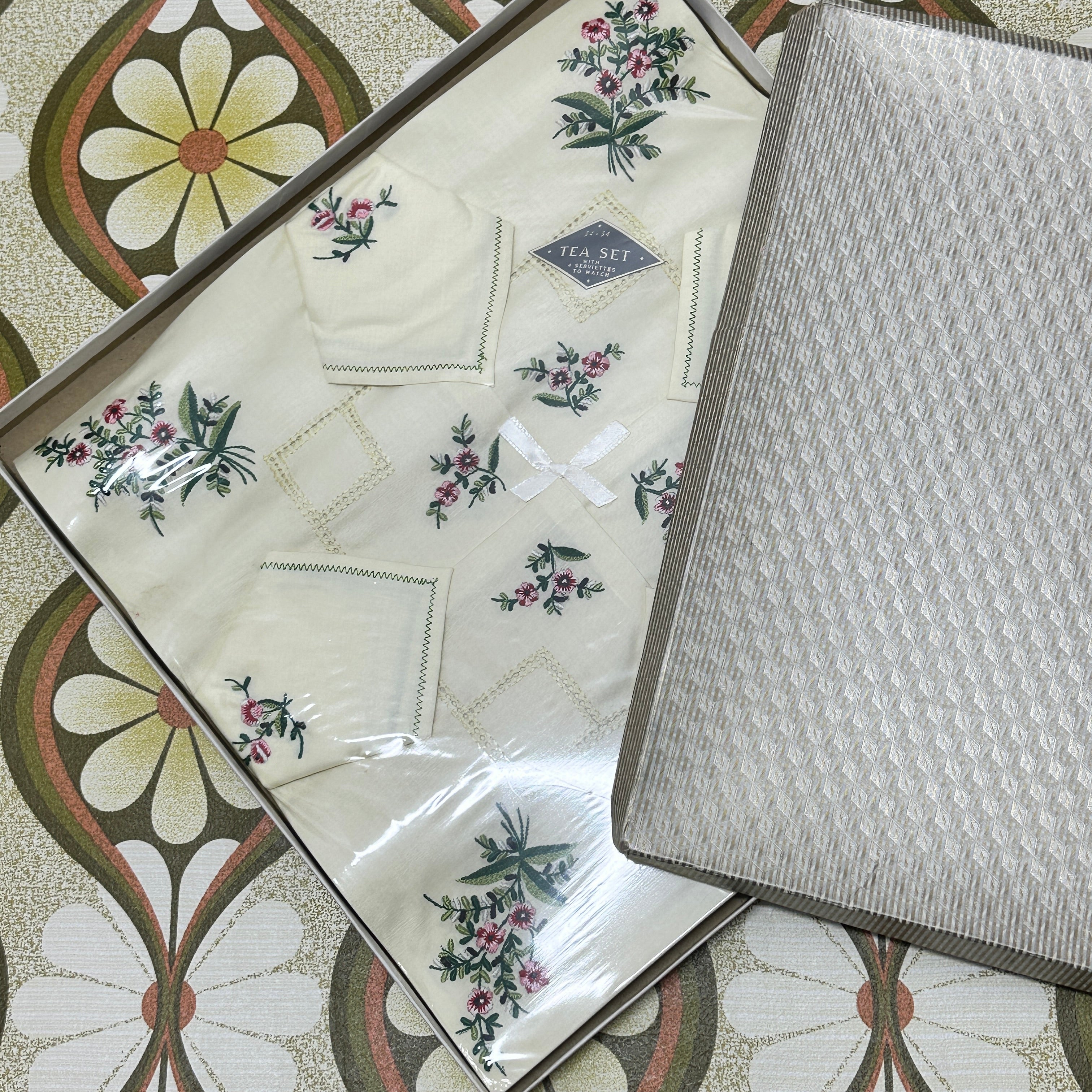 RETRO Boxed Tablecloth Embroidered