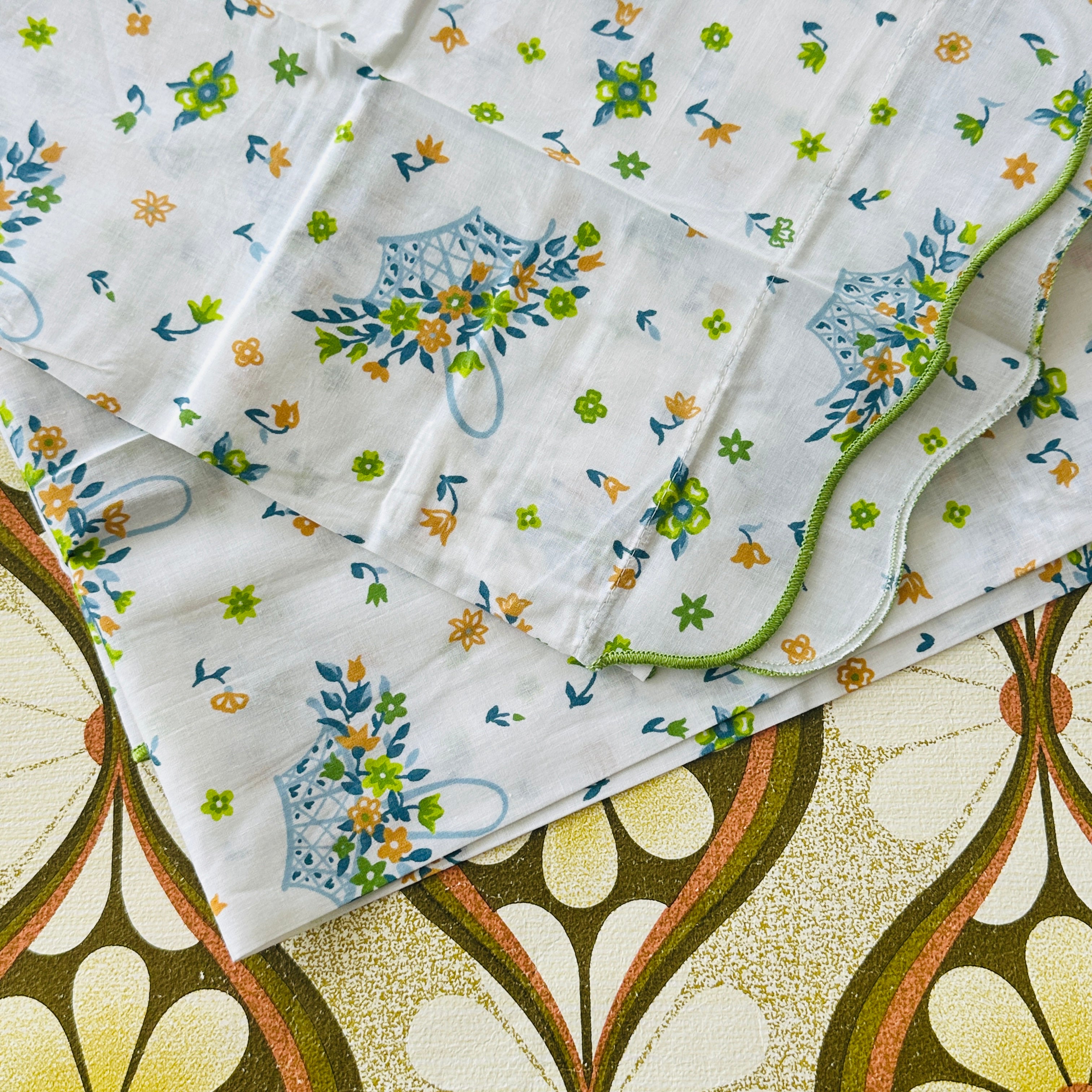 Beautiful Pair of UNUSED Vintage Pillow Cases SCALLOPED Edge