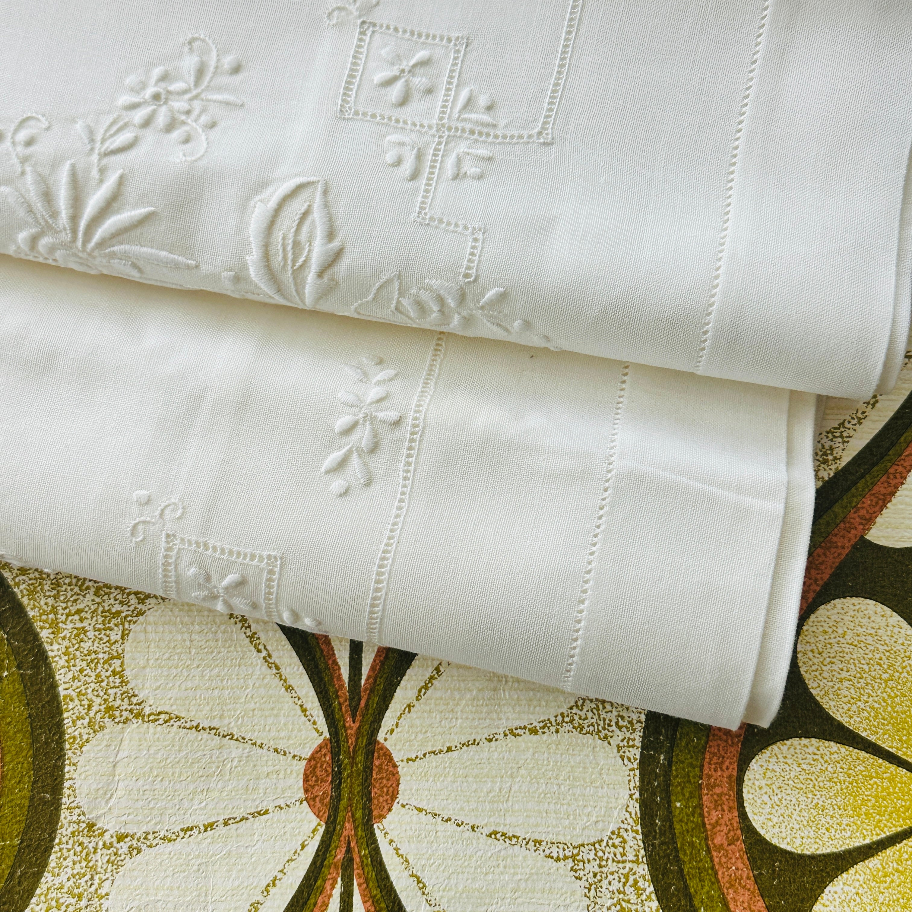Stunning Vintage Linen Pillow Cases PAIR