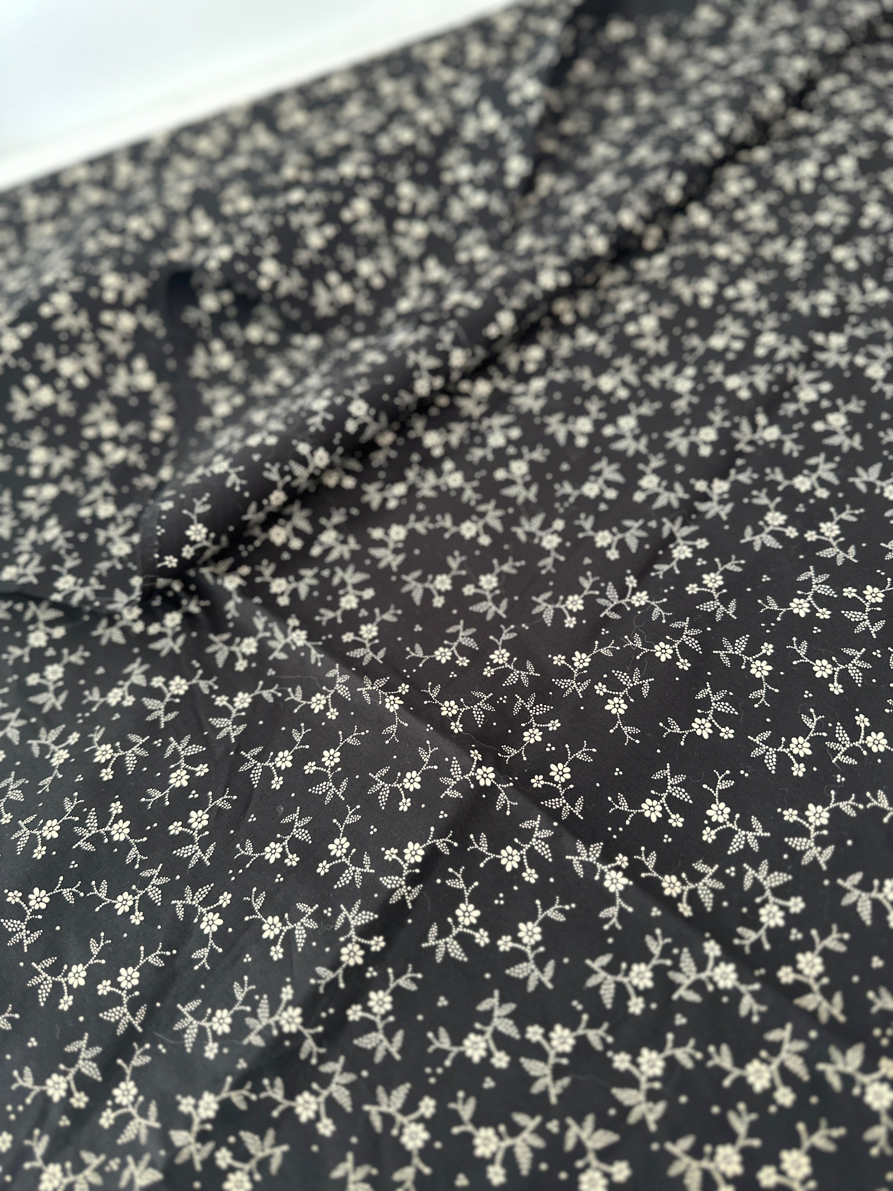 150cms Black FLORAL Fabric Craft Projects MODERN